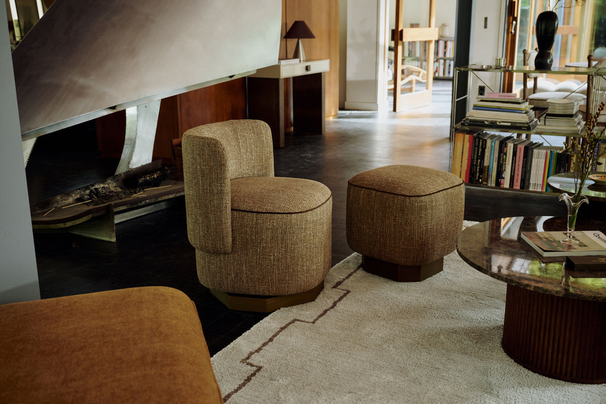 pouf Alyss en tweed beige moucheté à passepoil brun et socle en bois facetté