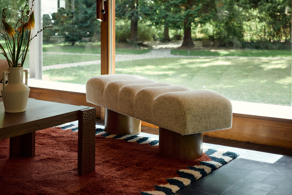 banc Nova en tweed beige moucheté à assise matelassée et piètement cylindrique