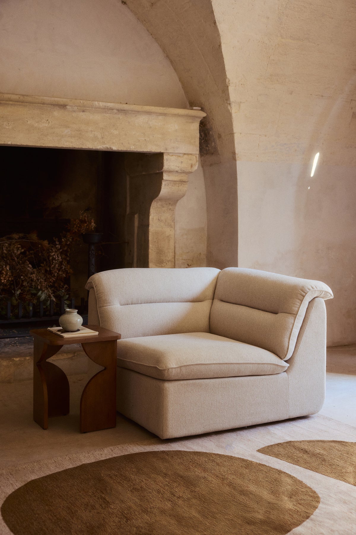fauteuil d'angle Pulp - bouclette beige sahara - mise en situation salon