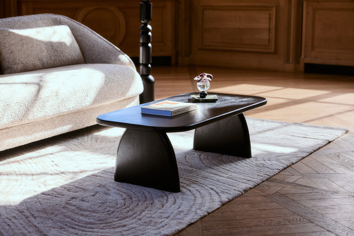 table basse Ellios L - bois d'hévéa massif teinté noir - vue d'ensemble salon avec canapé bouclé