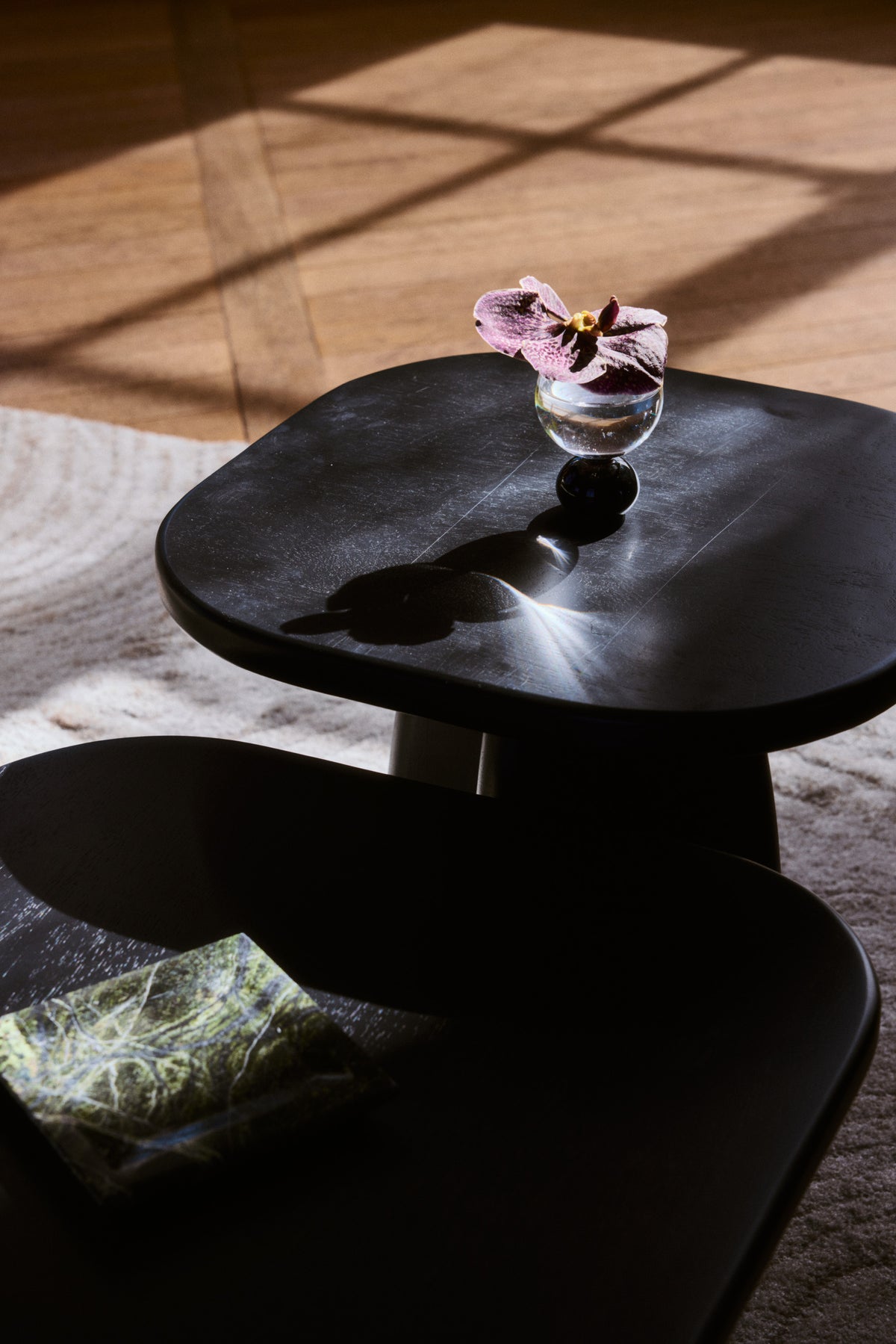 table d'appoint Ellios S - bois d'hévéa massif teinté noir - vue plongeante détail plateau et empilement