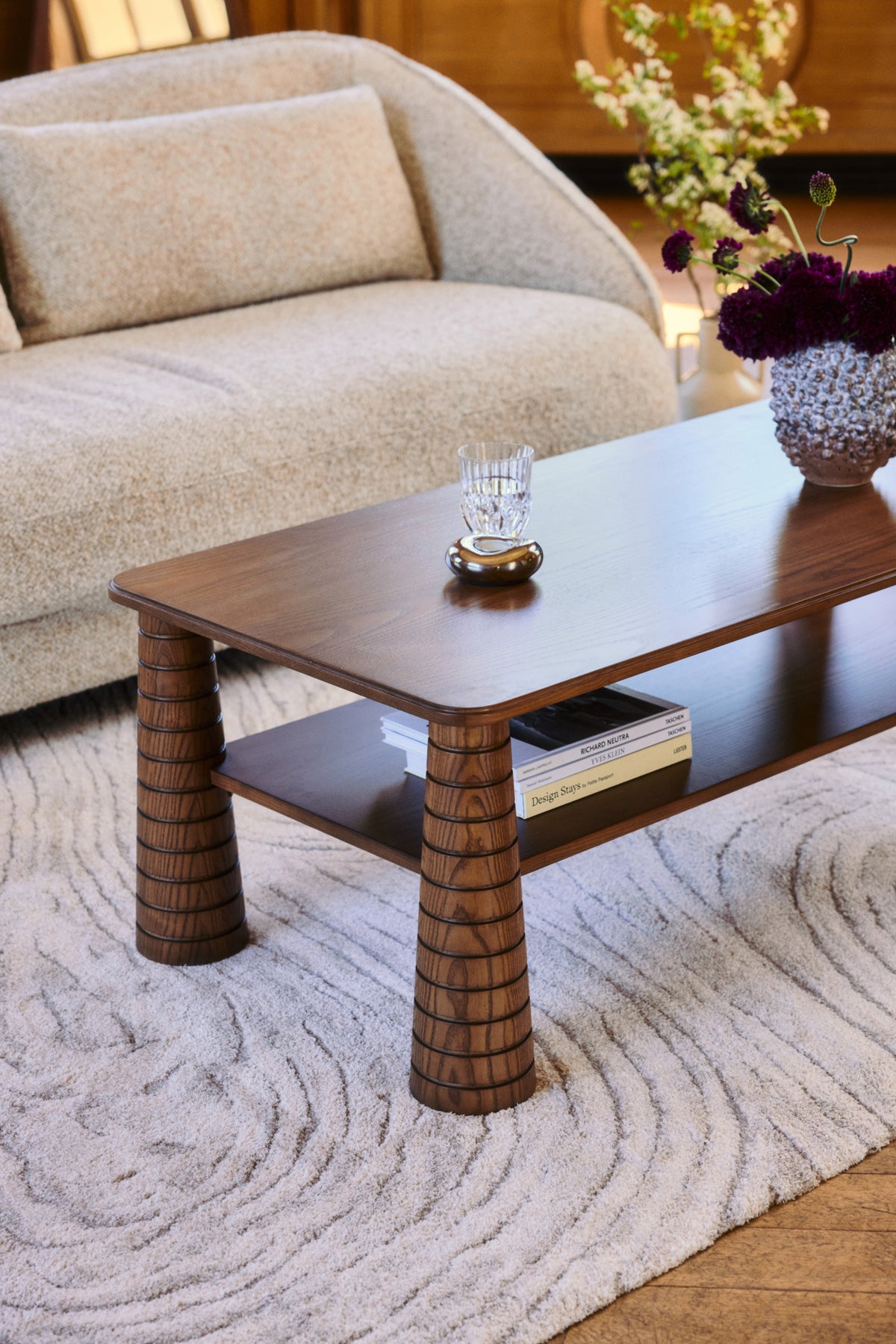 table basse Temba - frêne teinte noyer - vue plongeante détail plateau et piètement cannelé