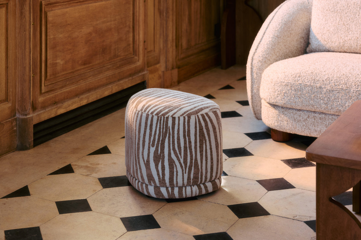 pouf Enzo - jacquard zèbre beige et marron - vue rapprochée carrelage ancien