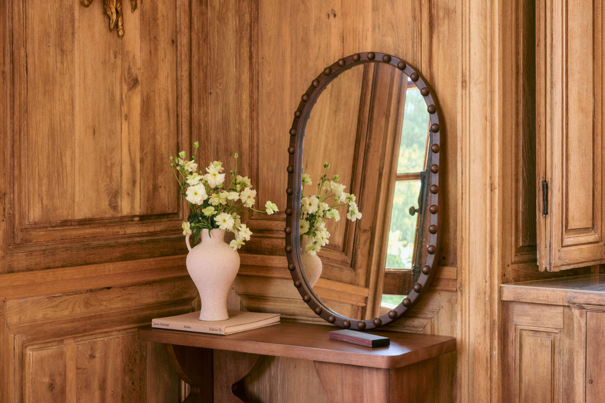 miroir Anansi - bois de paulownia teinte noyer - vue d'ensemble sur console boiseries chêne