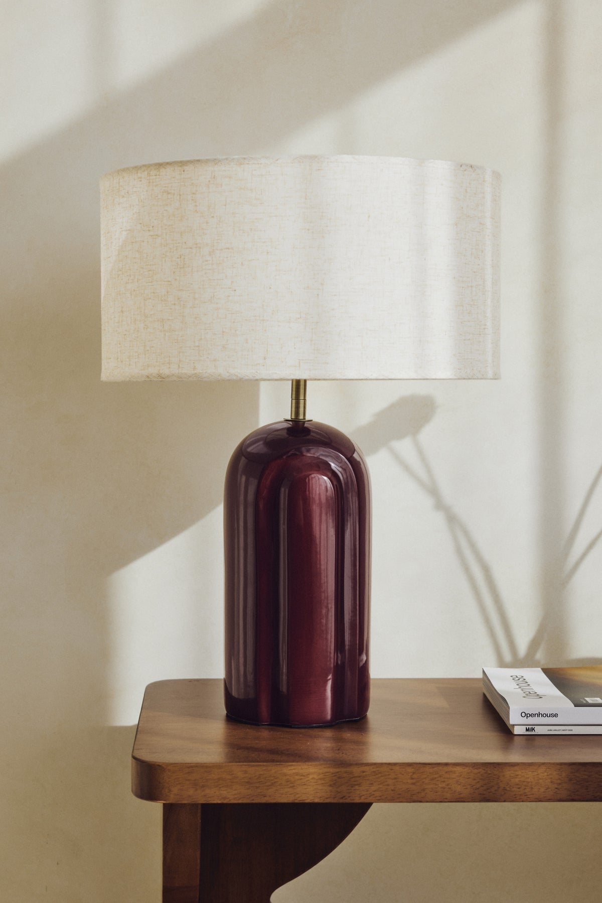 lampe Leyanis - céramique cannelée rouge bordeaux et abat-jour lin - vue portrait détail base