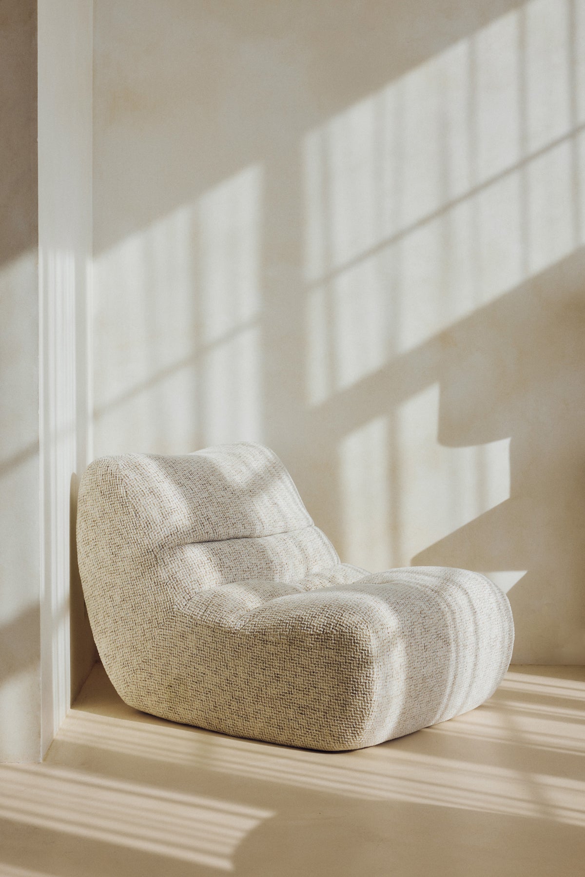 fauteuil Chill - tweed moucheté beige - vue portrait lumière rasante fond blanc