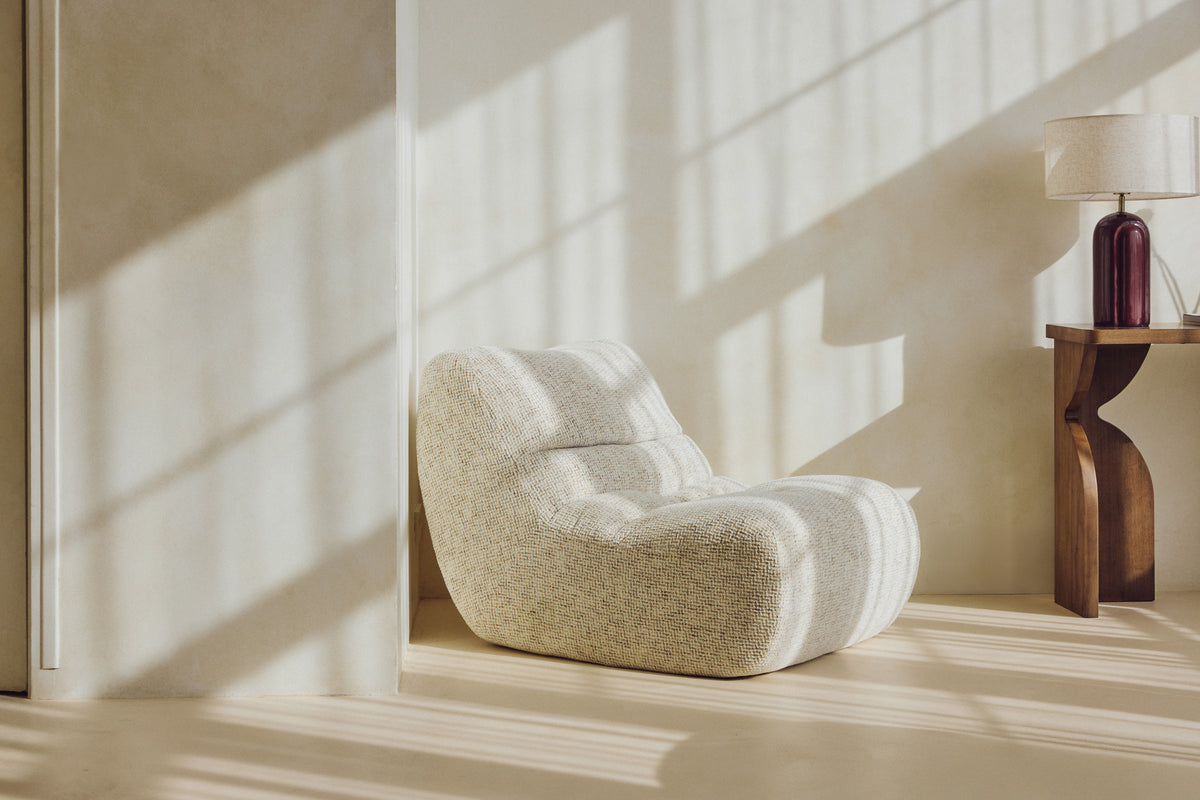 fauteuil Chill - tweed moucheté beige - vue paysage avec table d'appoint bois sculpté