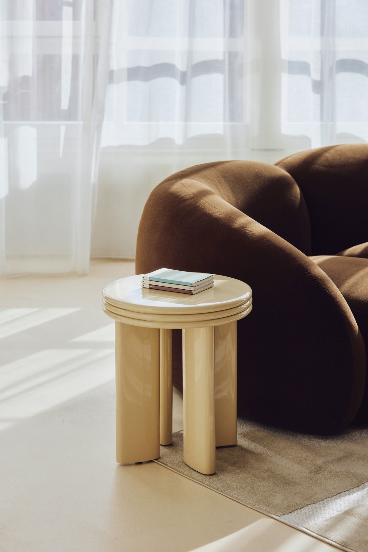 Table d'appoint Mira - bois finition beige glossy - plateau laqué avec pile de livres