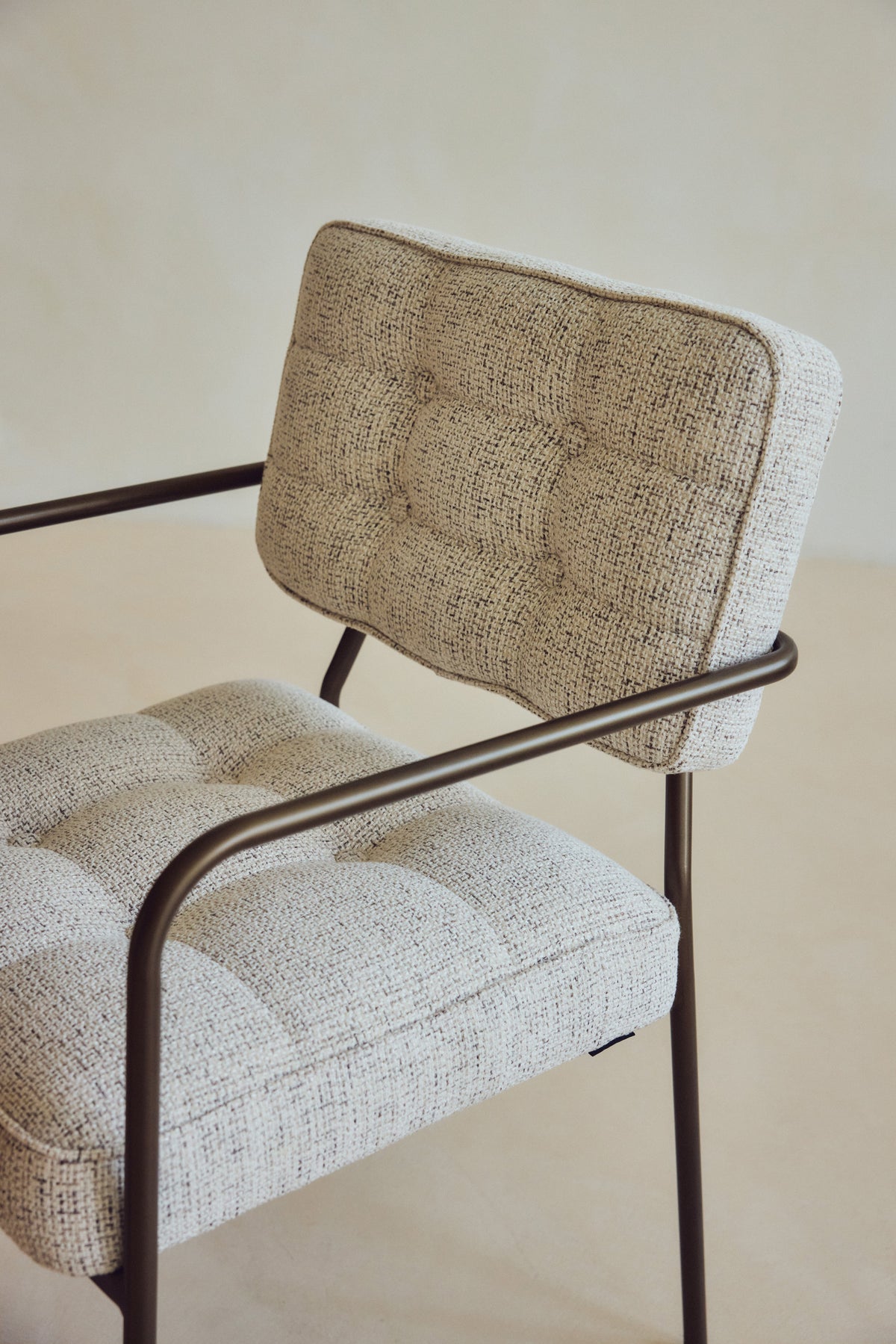 Chaise Orea - tweed beige cappuccino & métal bronze - dossier capitonné et structure en détail