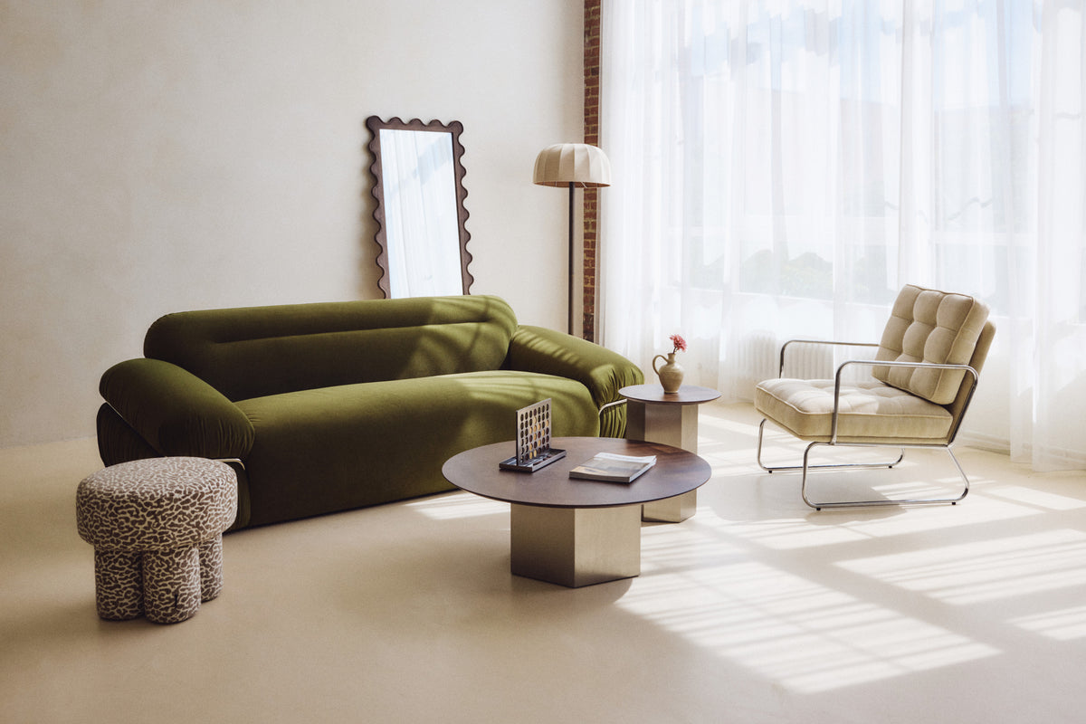 canapé Elea - velours vert mousse - vue d'ensemble salon lumière naturelle