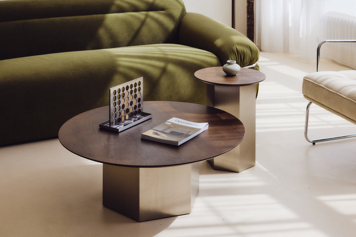 Table basse Hexa L - NV GALLERY - frêne massif teinte noyer & acier inoxydable - dans un salon