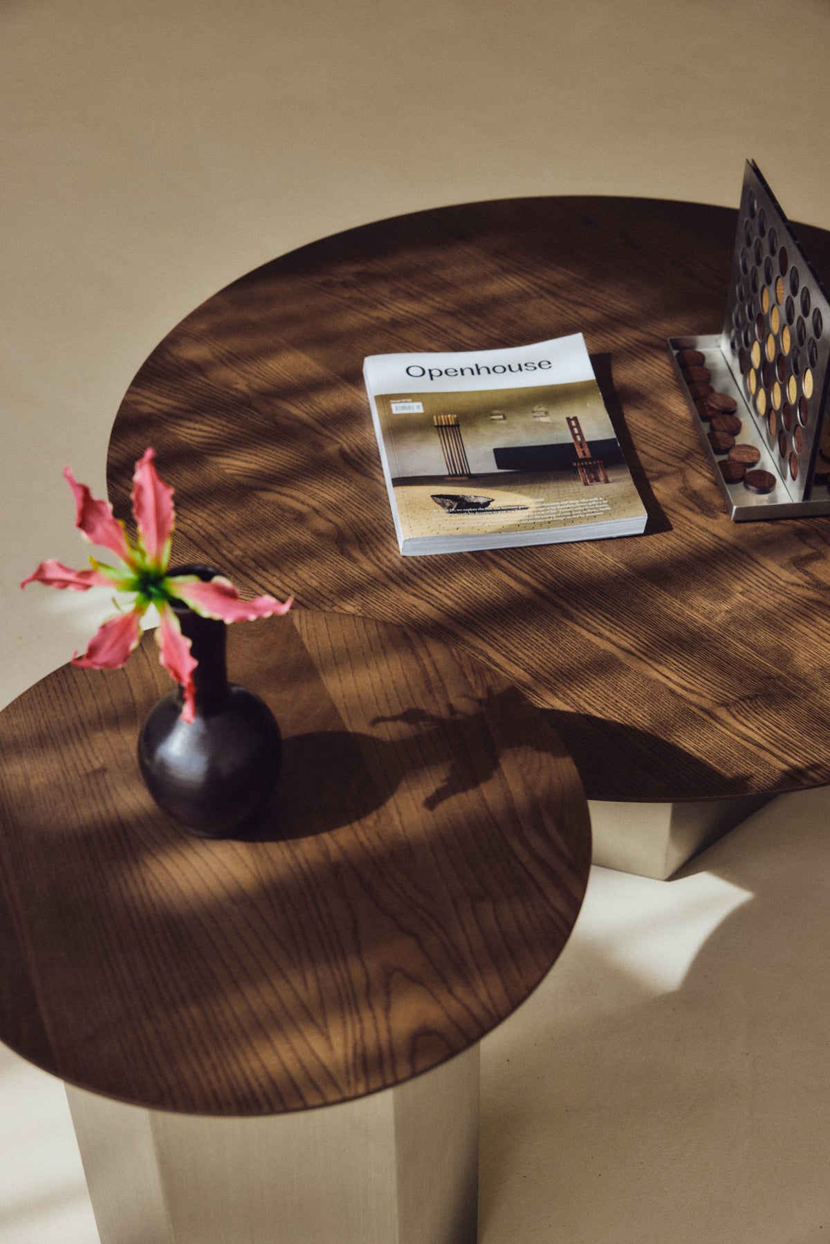 gamme Hexa - table basse et table d'appoint frêne noyer et métal bronze brossé - vue plongeante plateaux