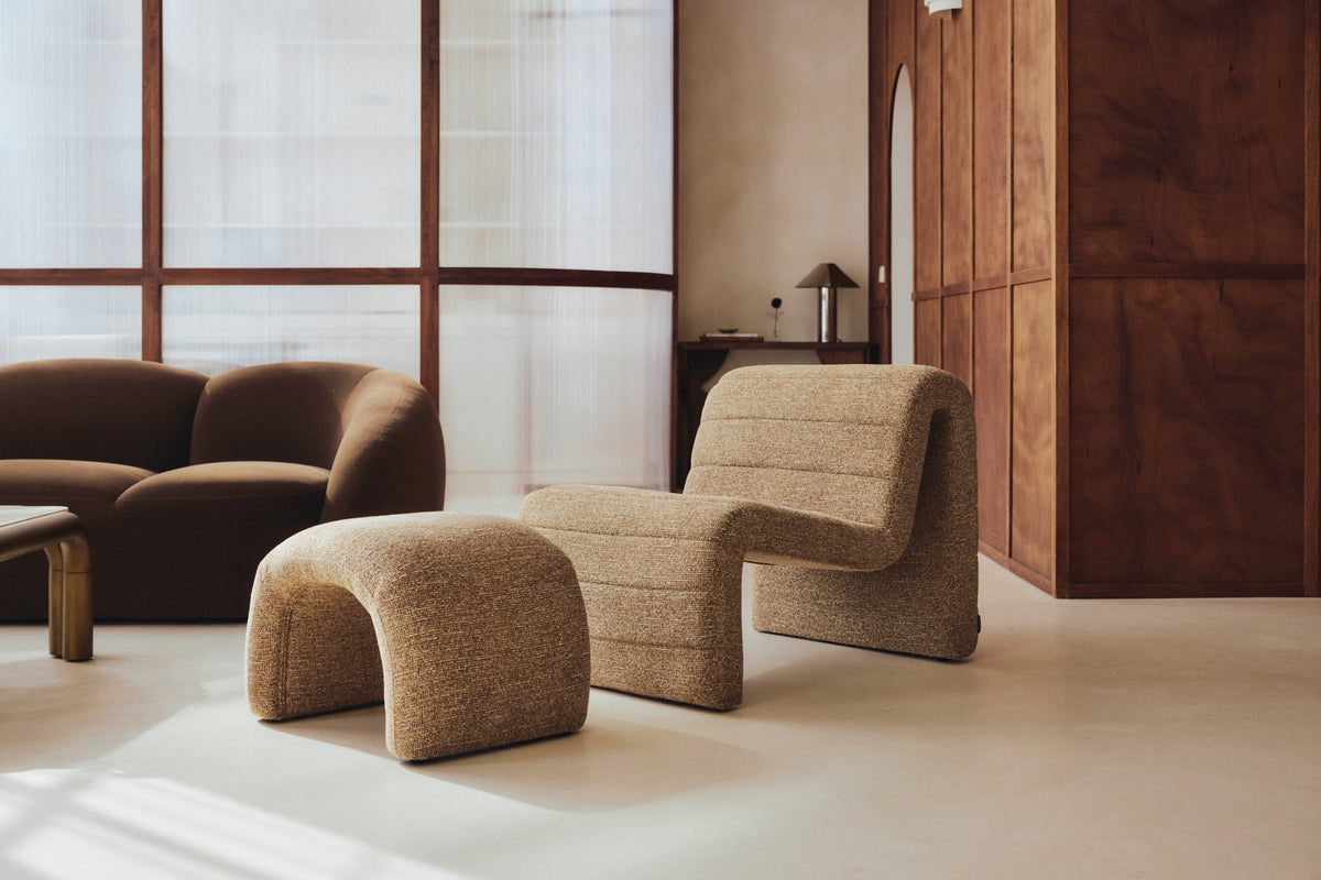 ensemble Flow - fauteuil et pouf tweed marron chêne - vue paysage salon boiseries lumière naturelle