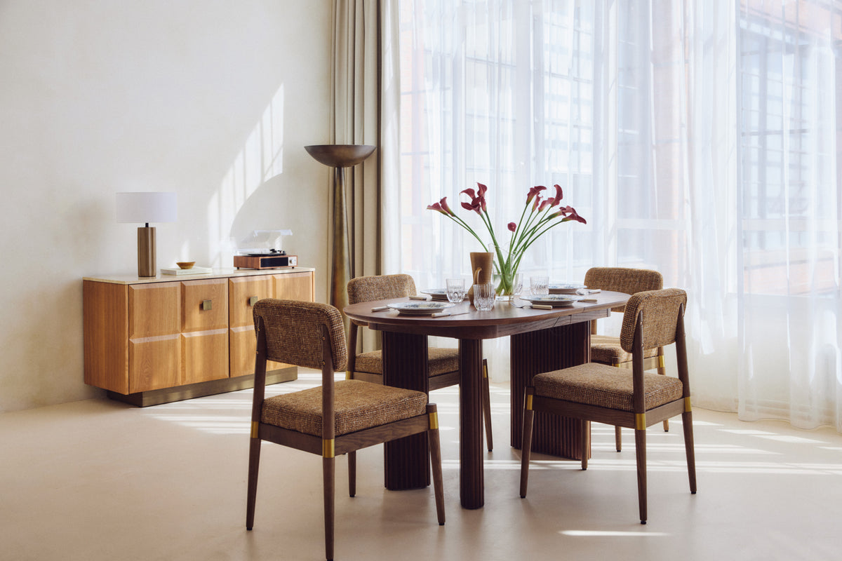 table Adriano extensible - bois de noyer veiné - vue d'ensemble salle à manger lumière naturelle