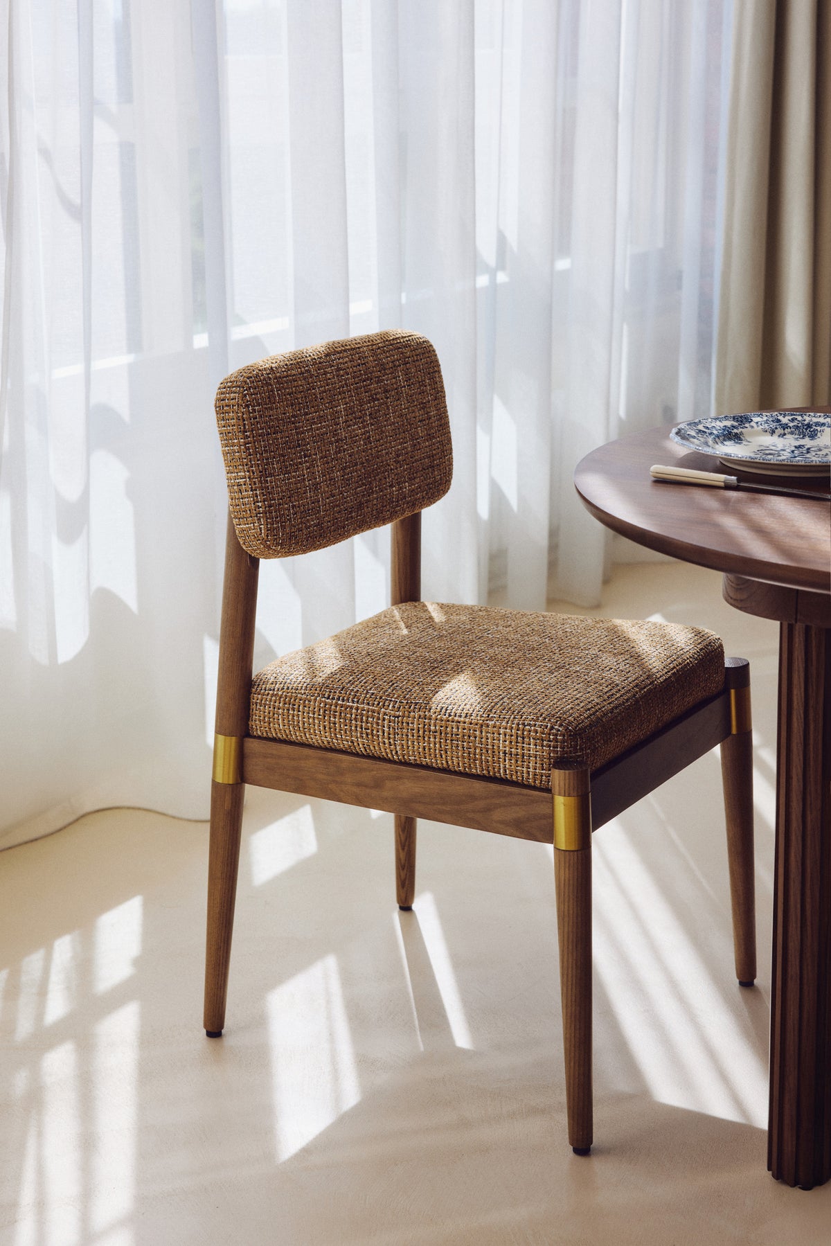 Chaise Lilay - tweed marron caramel & frêne massif - assise détaillée près d'une table dressée