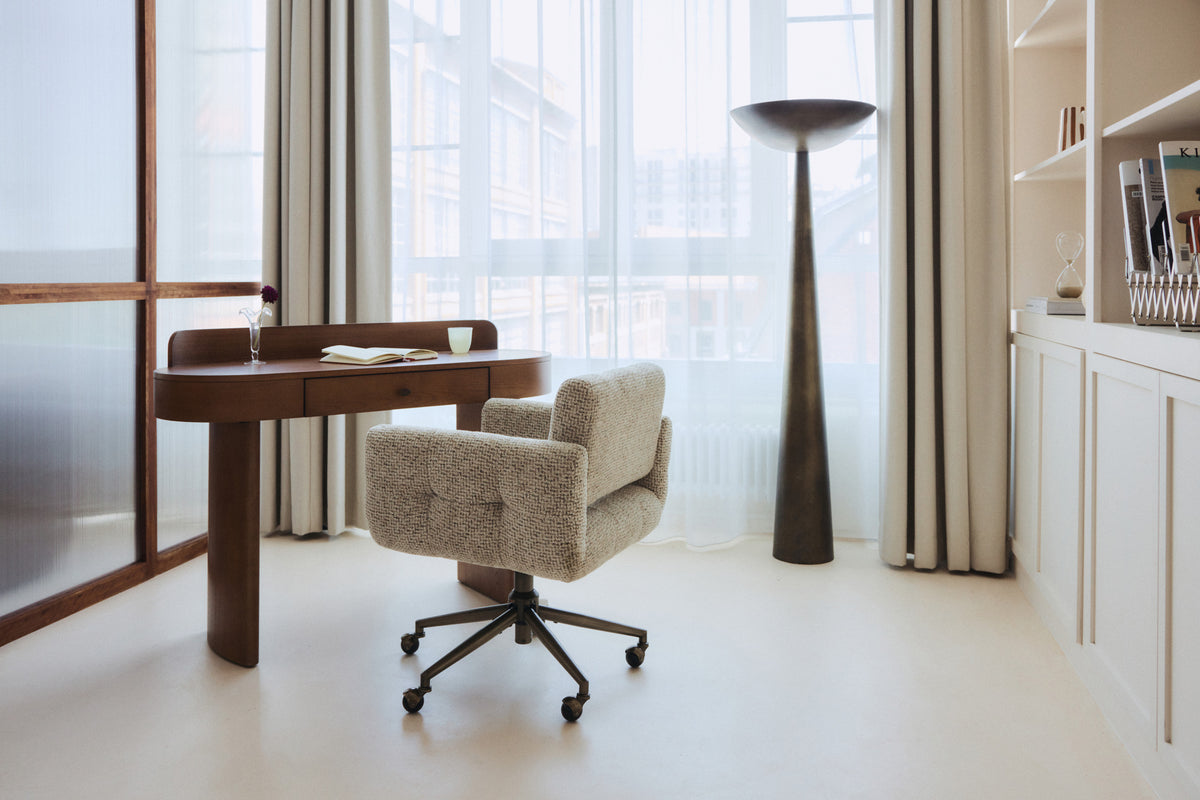 Bureau Lina - NV GALLERY - bois teinte noyer veiné - vue d'ensemble en bureau lumineux