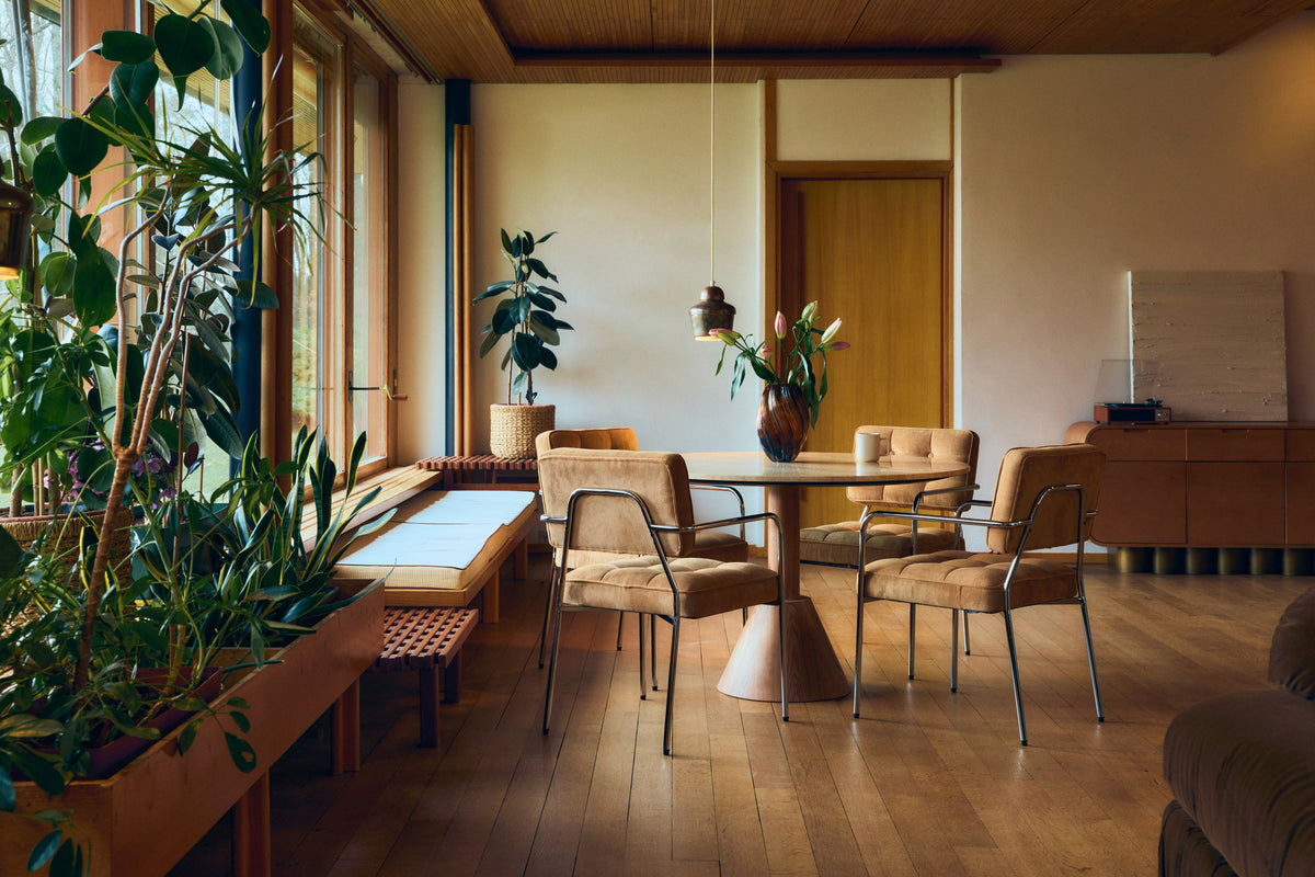 Table ronde Izia en travertin et bois, pied conique central - NV GALLERY