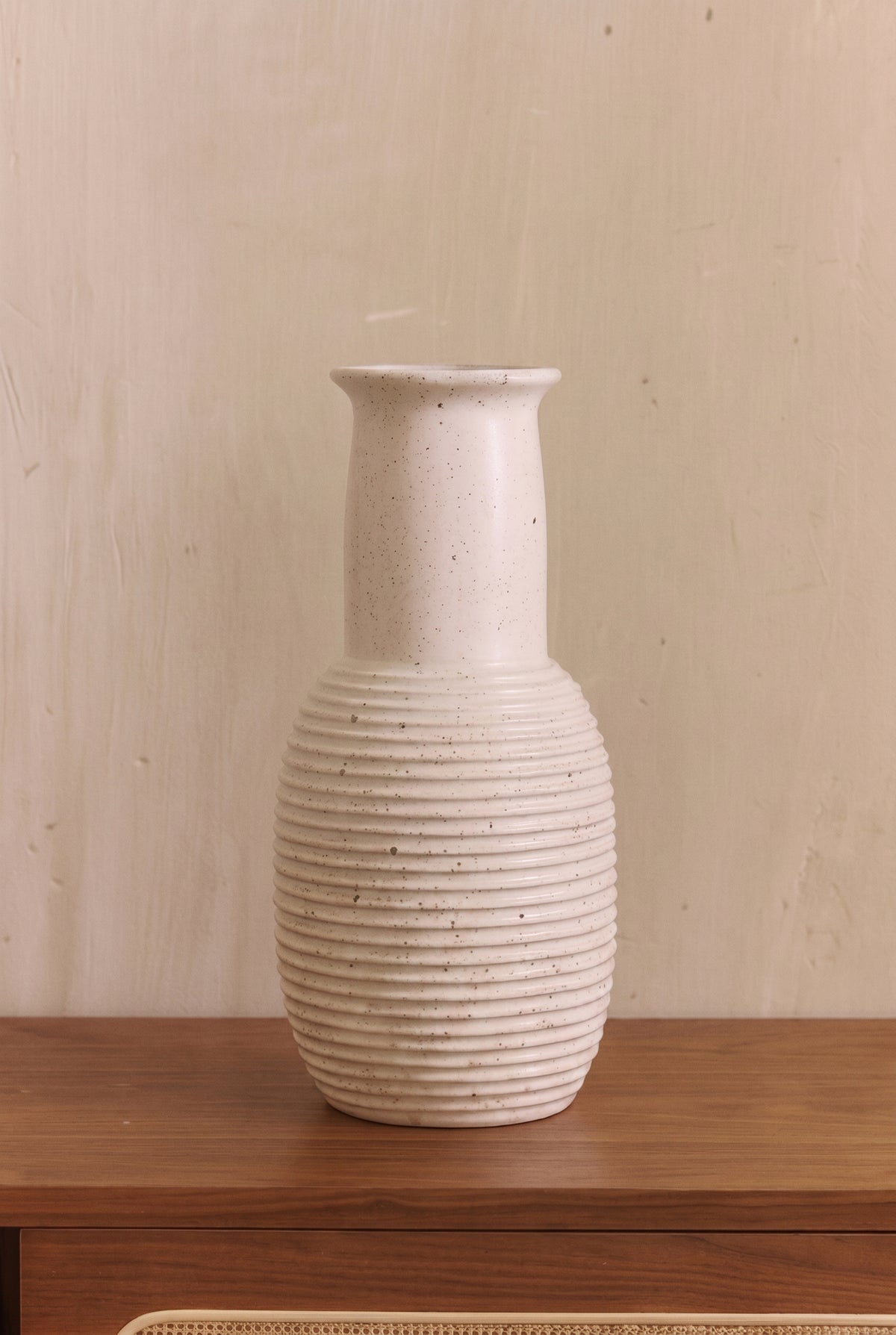 vase Alzira - céramique beige mouchetée côtelée - vue de face sur buffet