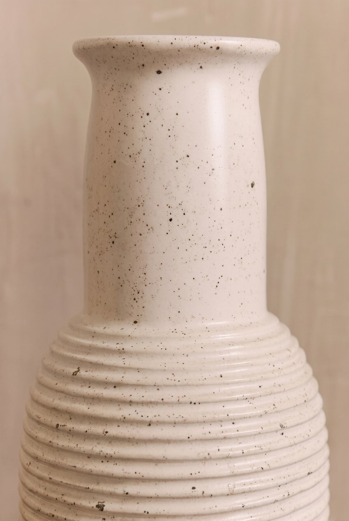 vase Alzira - céramique beige mouchetée côtelée - détail col et glaçure