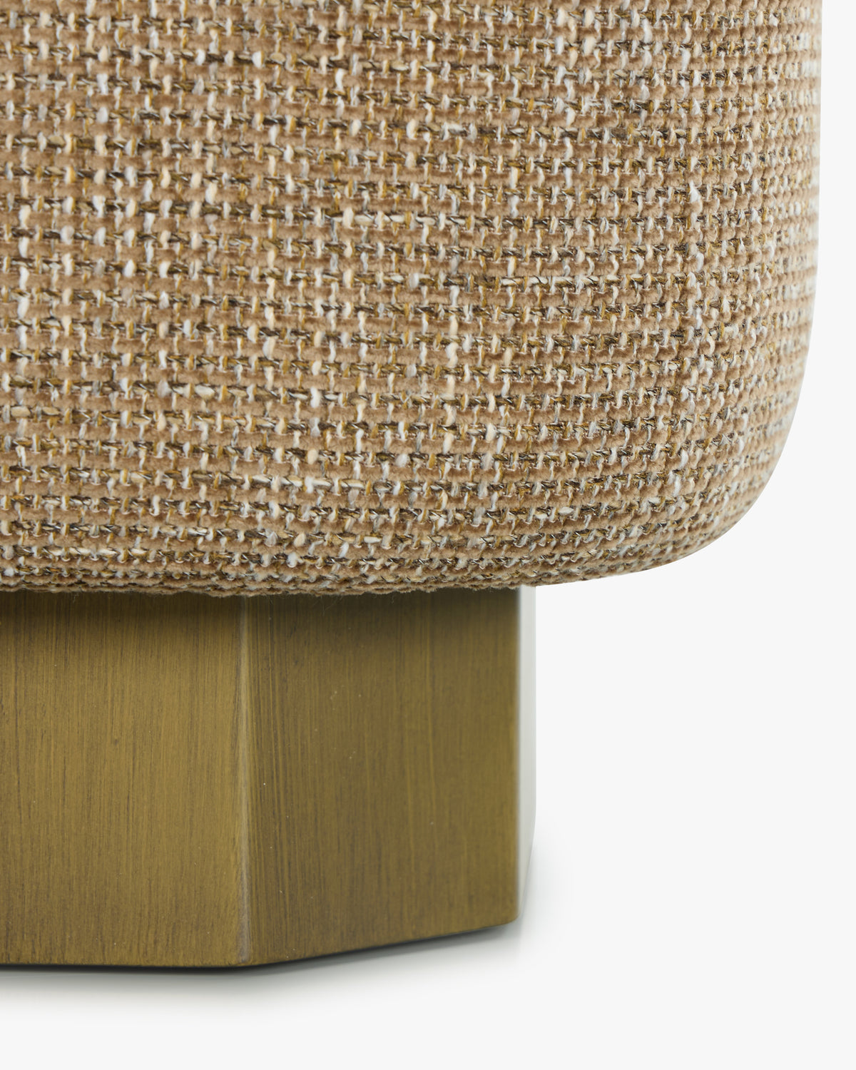 Banc Alyss - bois bronze brossé - piètement facetté en détail
