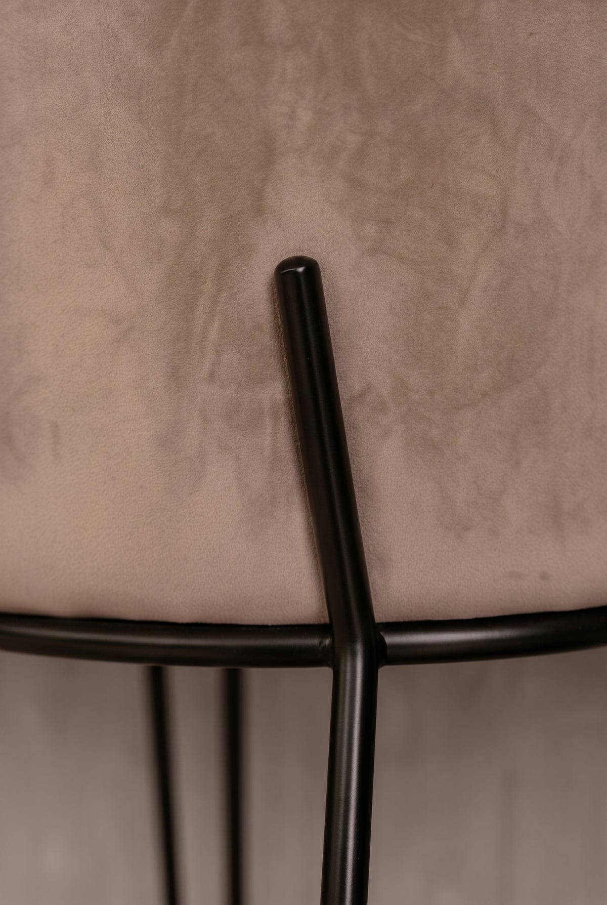 tabouret Baron - velours taupe et structure métal noir - détail dossier et piètement