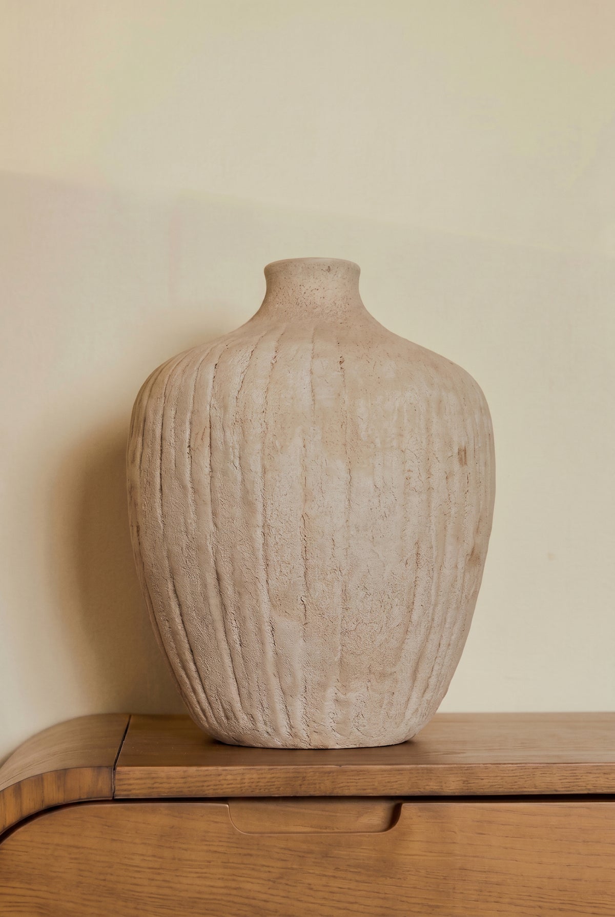 vase Benedita - céramique texturée couleur taupe - vue de face