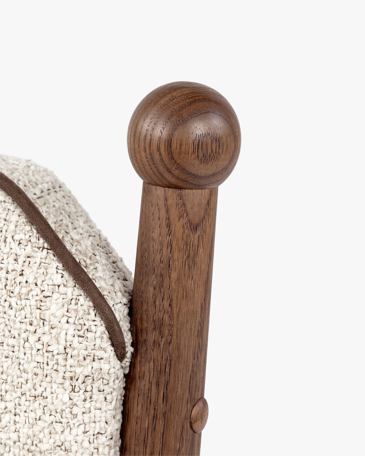 Chaise Anna - bois teinté noyer - fiche tournée en macro