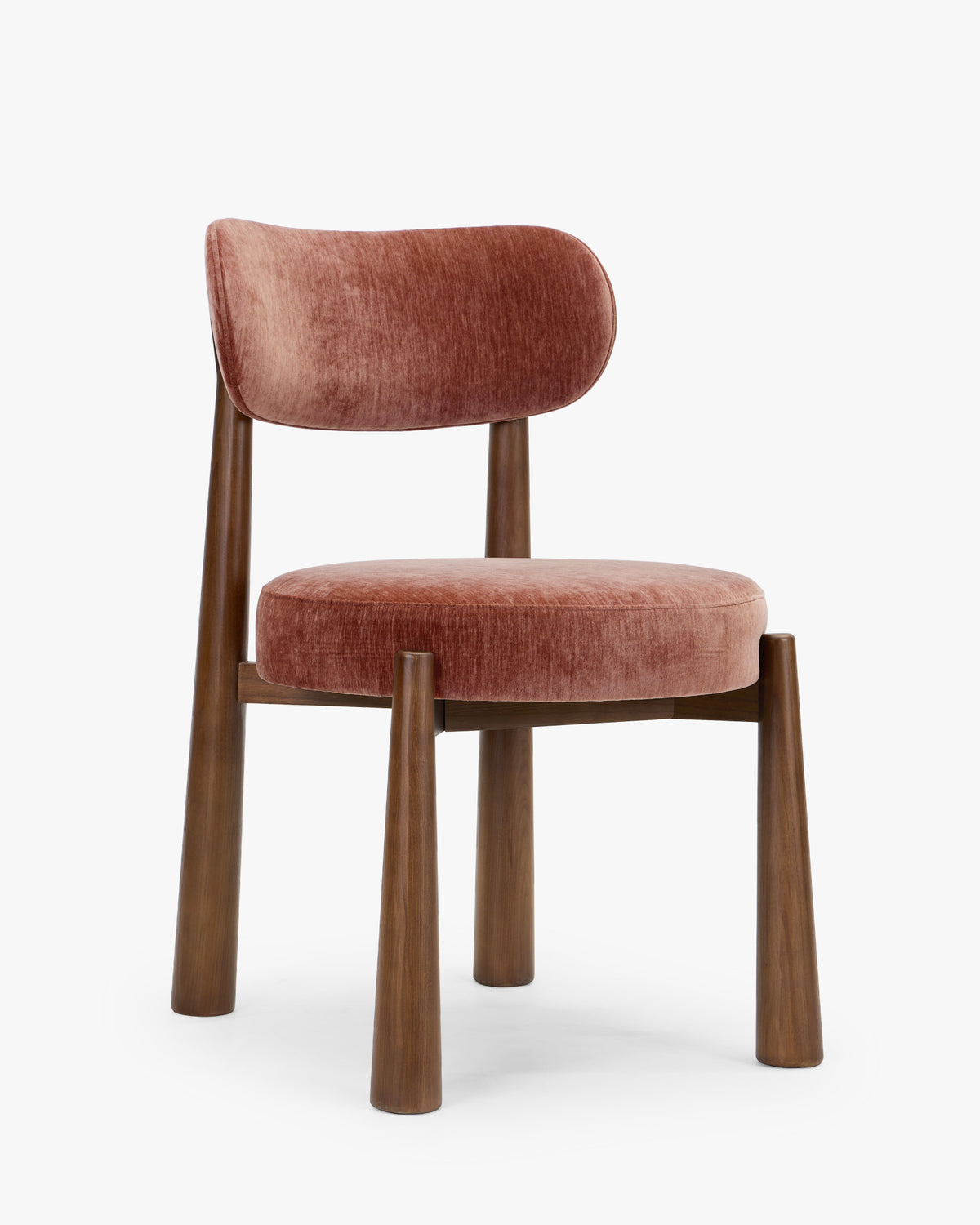 chaise de salle à manger UBUD en velours chenillé rouge ambré et pieds en frêne teinté noyer - vue de trois quarts