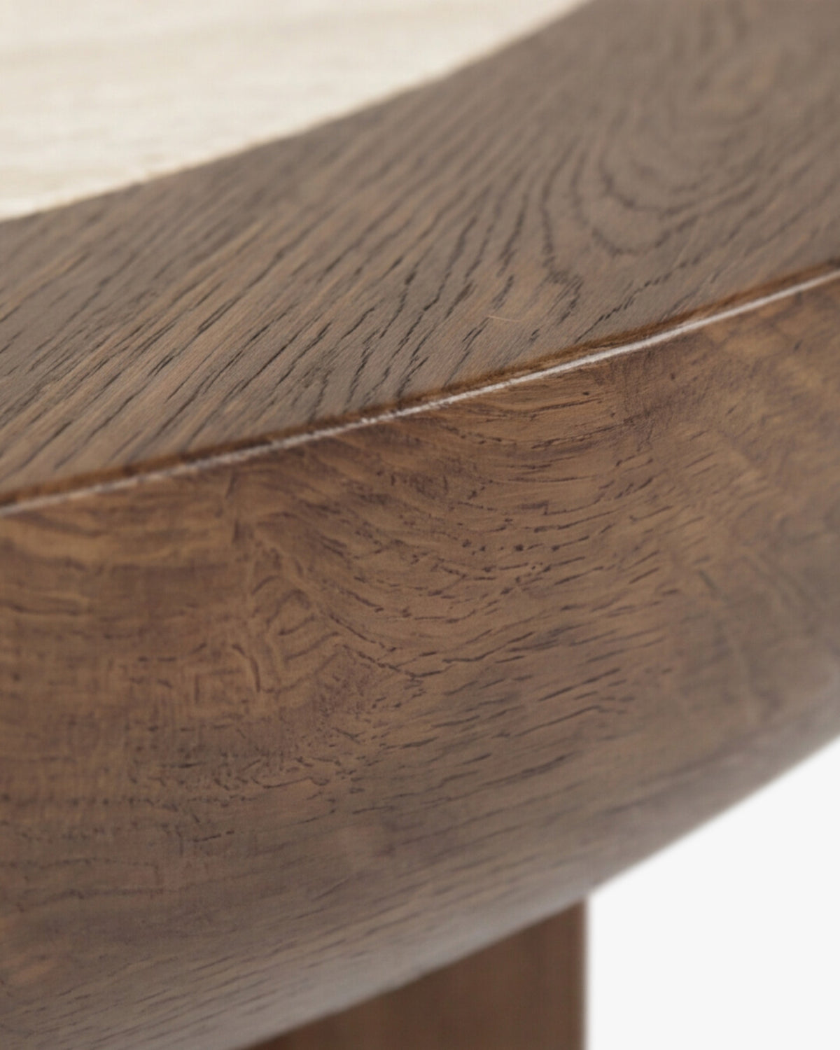 Table basse Saturne - frêne massif teinté noyer - jonction en gros plan