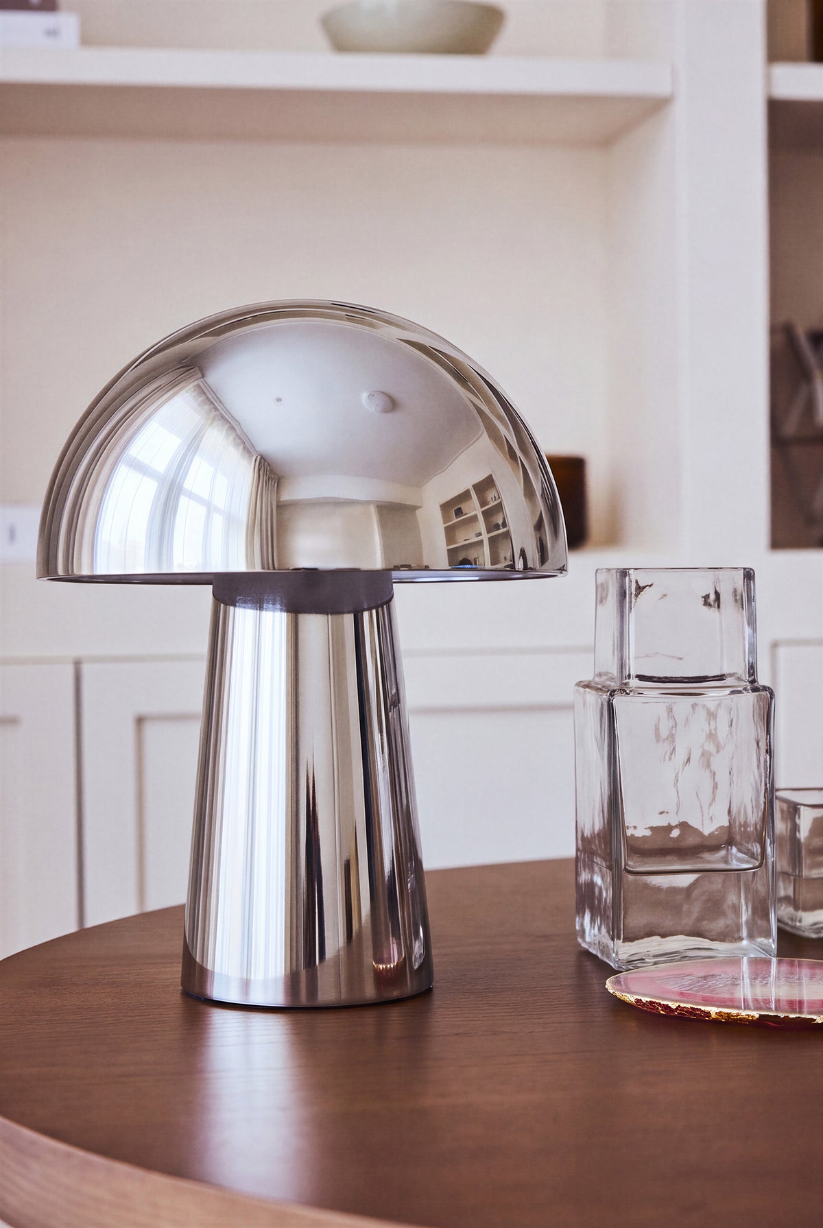 Lampe Champi - fer chromé finition miroir - entre vases en verre