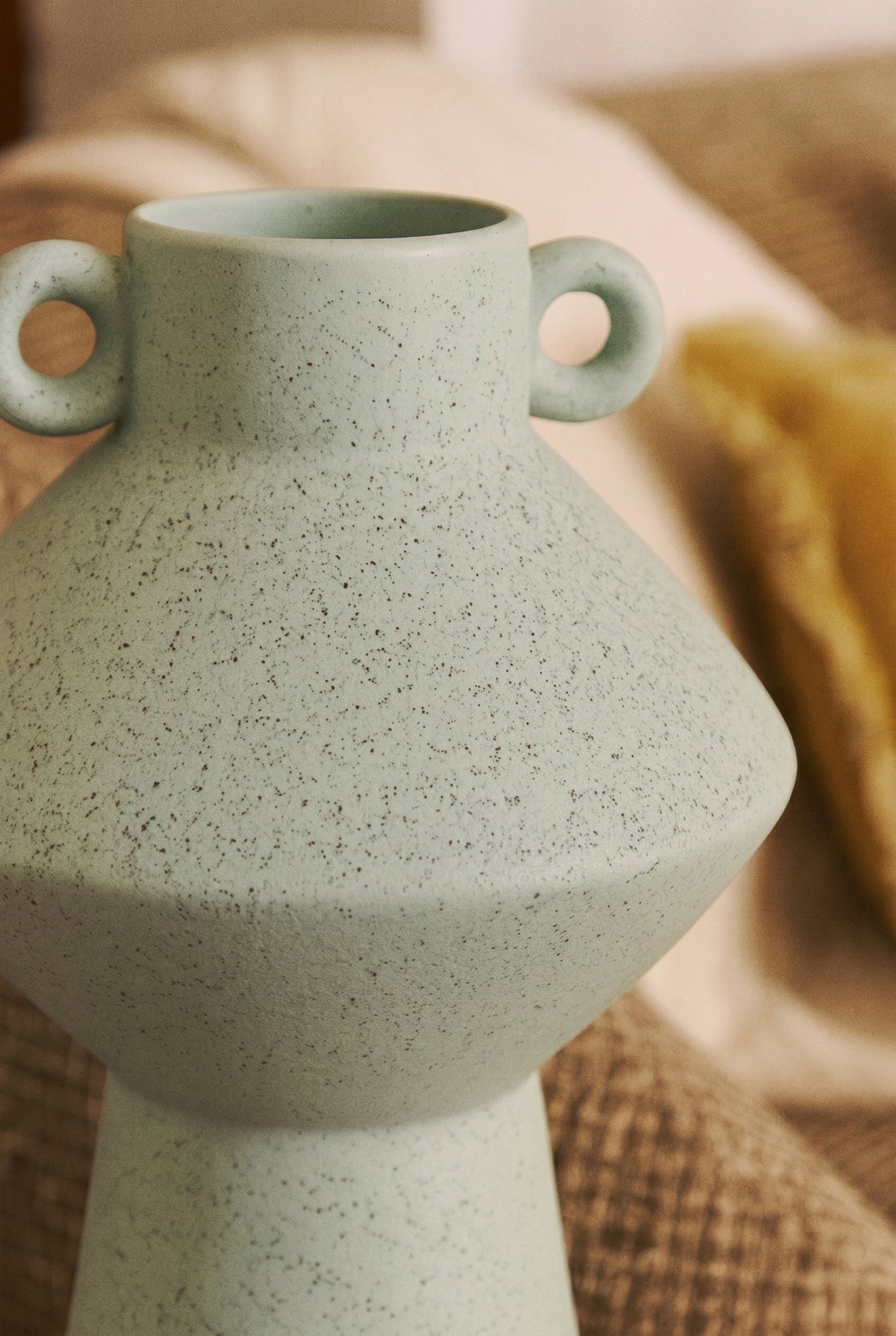 vase Cristiano - céramique vert sauge mouchetée - détail col et anses