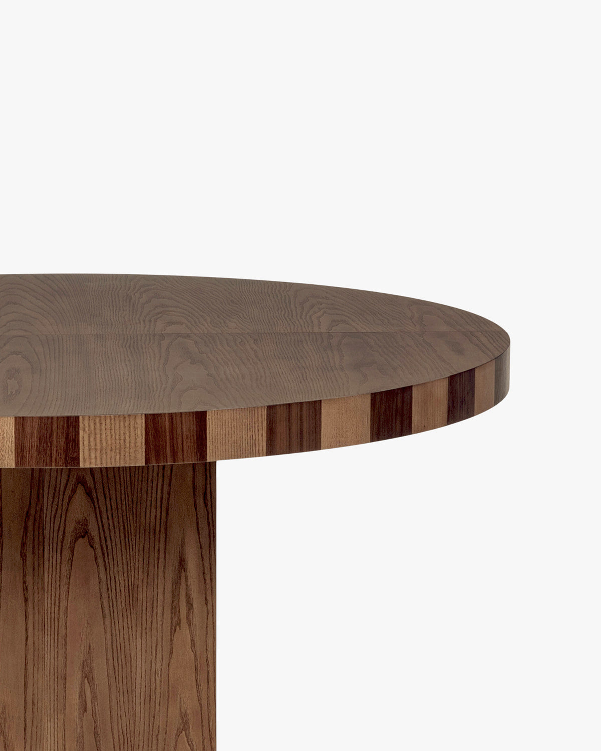 gros plan sur le chant en marqueterie de lames claires et foncées d'une table MODANATA