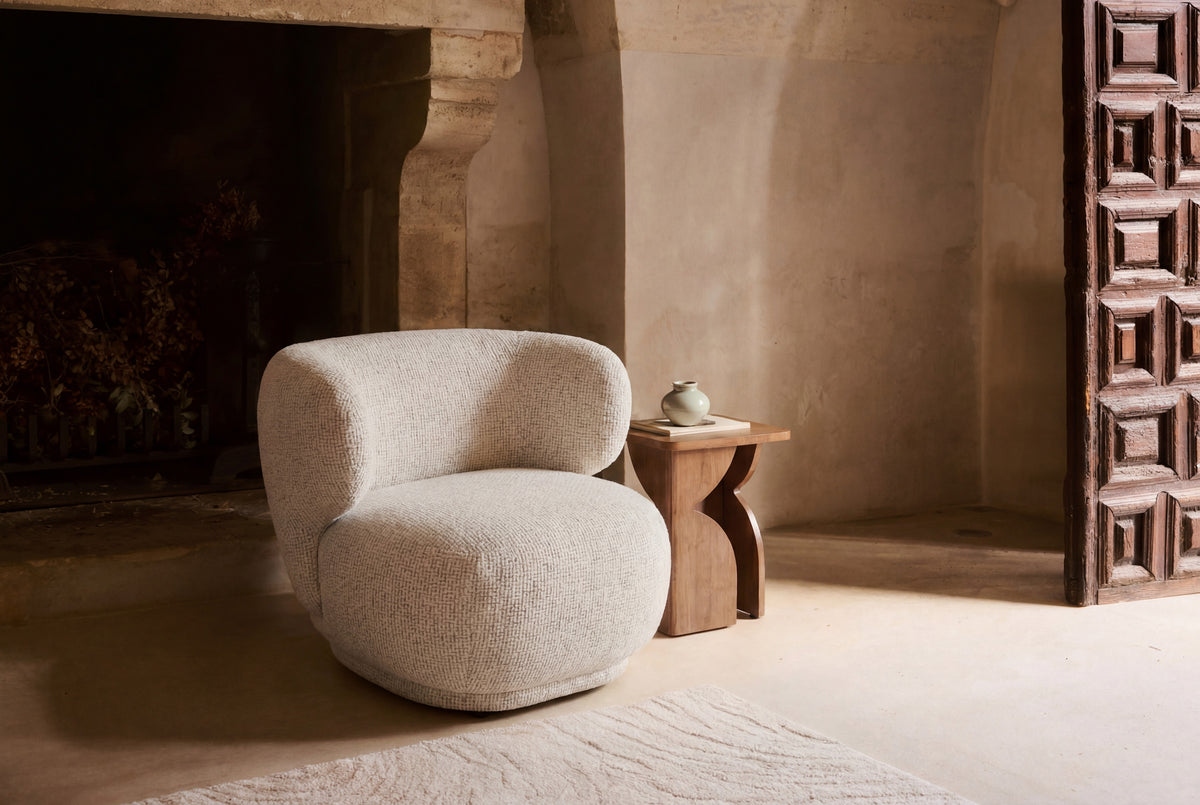 fauteuil Giulia - tweed beige moucheté - vue paysage ambiance cheminée en pierre