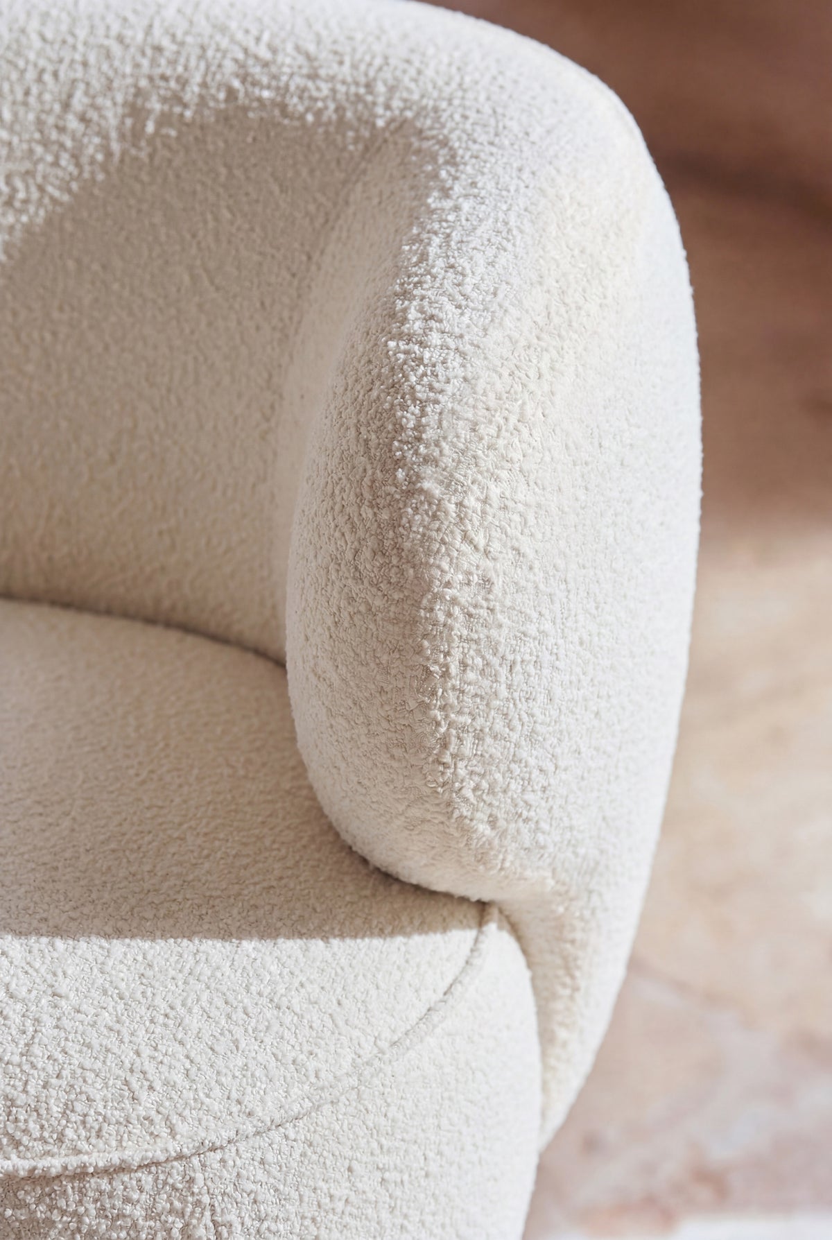fauteuil Giulia - bouclé écru - détail accoudoir et texture tissu