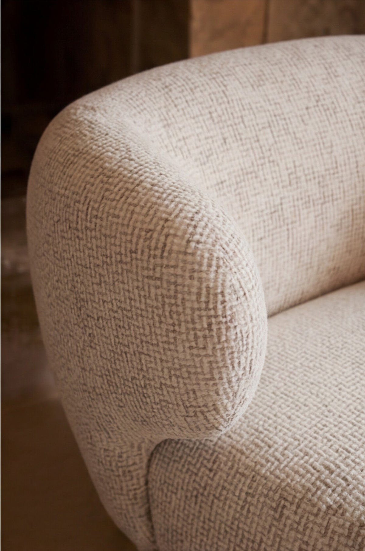 fauteuil Giulia - tweed beige moucheté - détail accoudoir et texture tissu