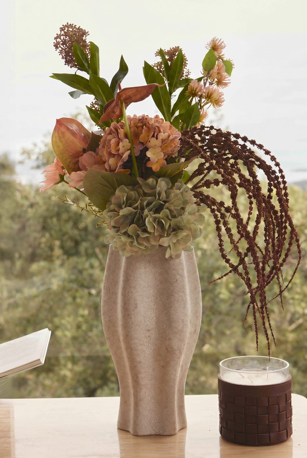 vase Joana - céramique grès beige sable fait main - vue portrait avec bouquet séché