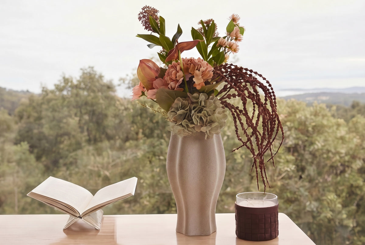 vase Joana - céramique grès beige sable fait main - vue paysage avec bouquet séché et bougie