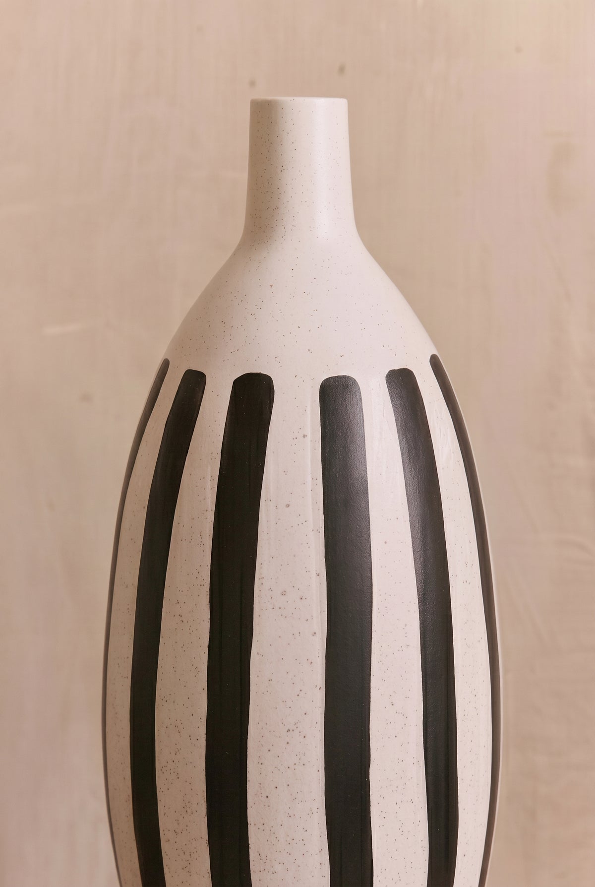 vase Margarida - céramique blanche à rayures noires - détail col et motif