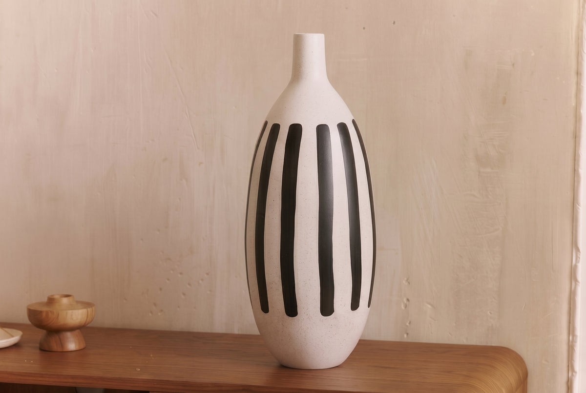 vase Margarida - céramique blanche à rayures noires - vue de face sur buffet