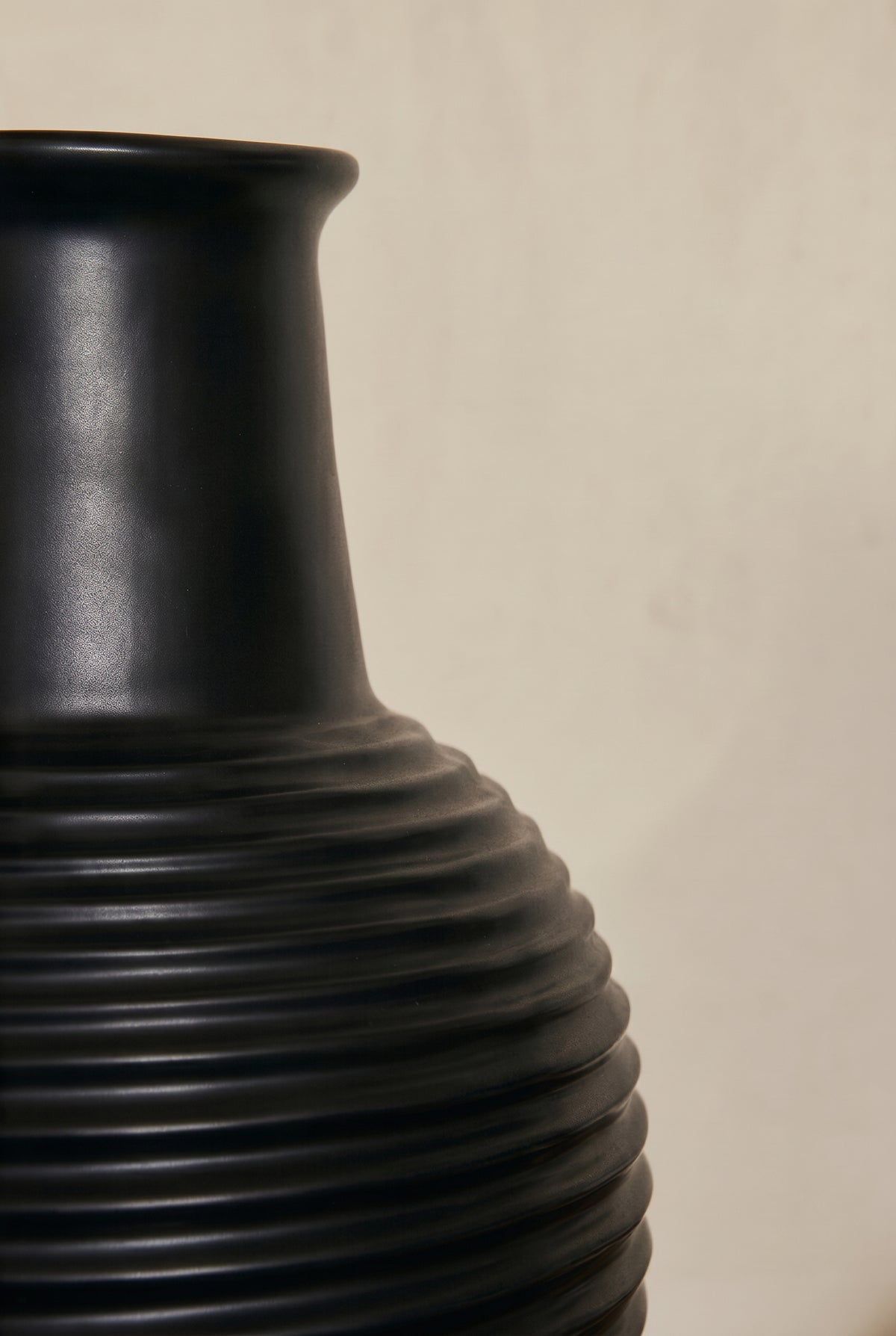 vase Marta - céramique noire mate côtelée - vue de trois quarts sur buffet