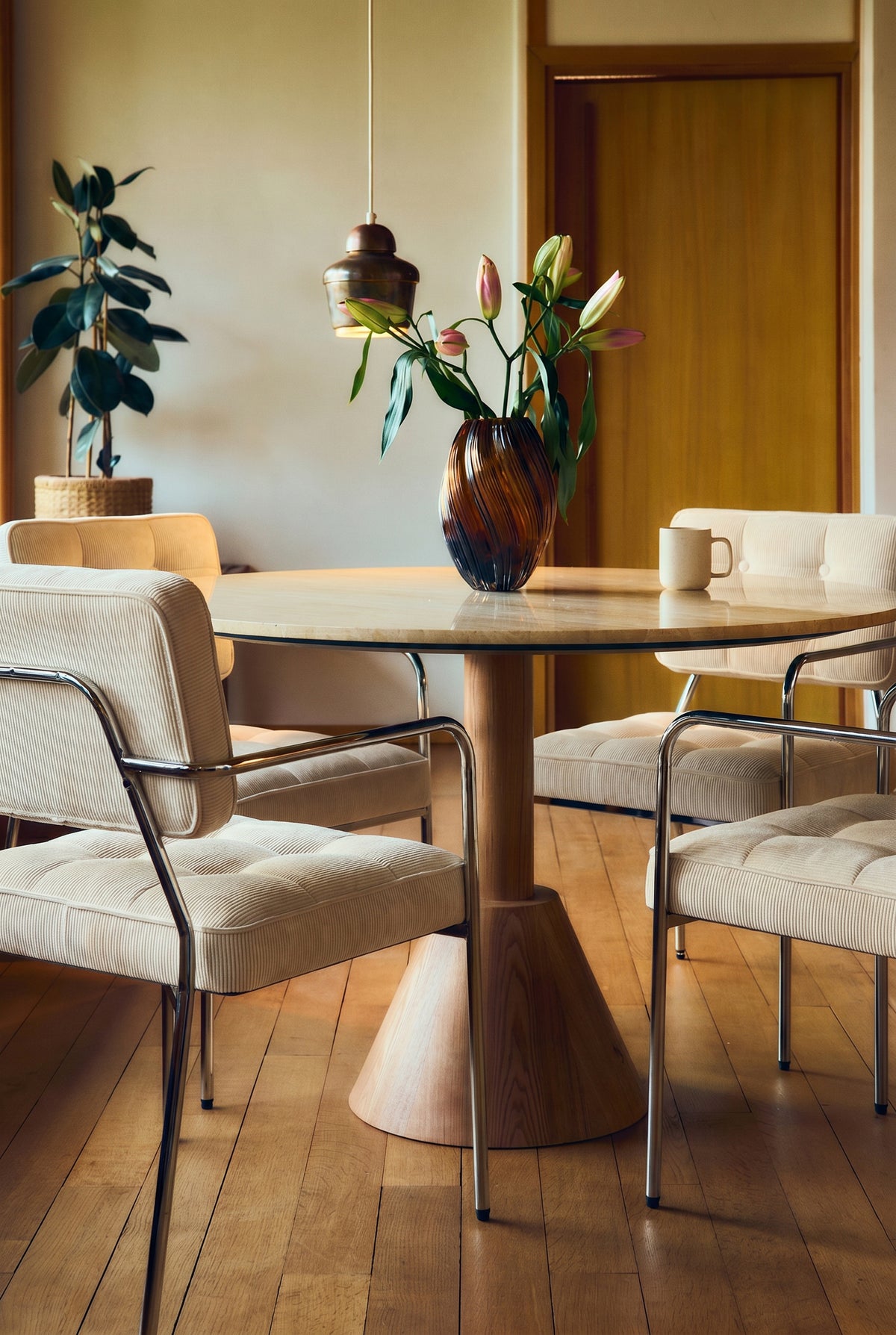 chaise Orea - velours côtelé beige pampa et structure chromée - mise en situation salle à manger