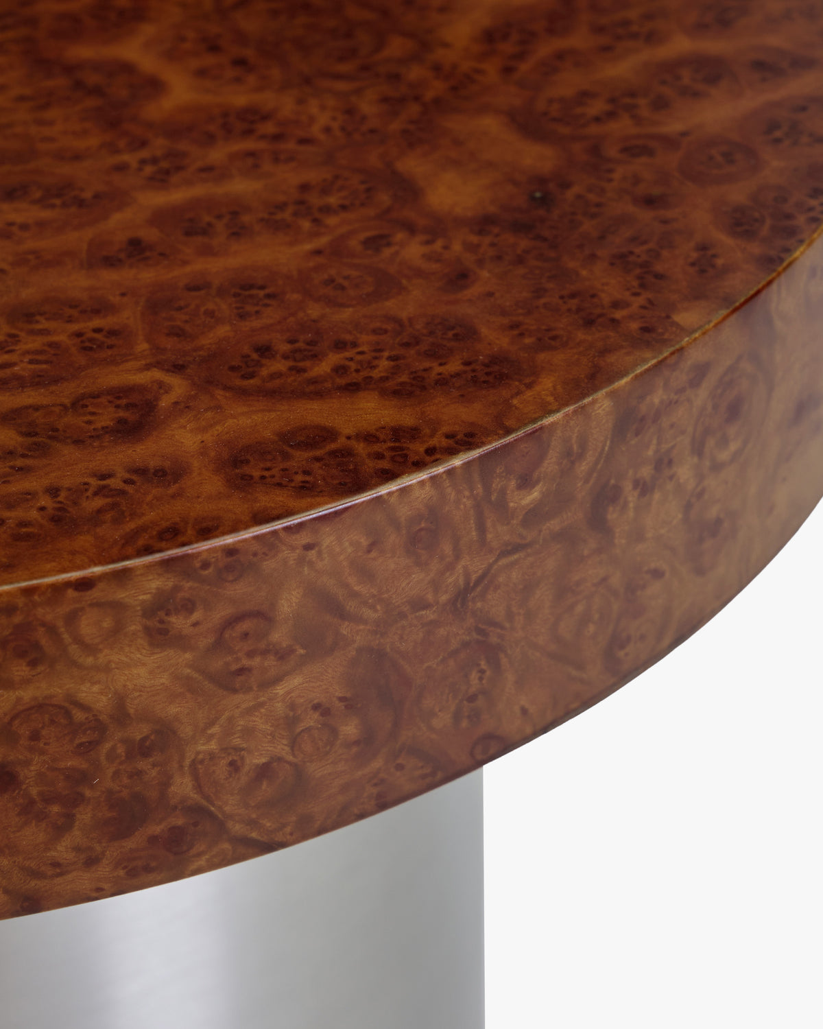 gros plan sur le chant du plateau en placage bois de loupe d'une table d'appoint KALDER