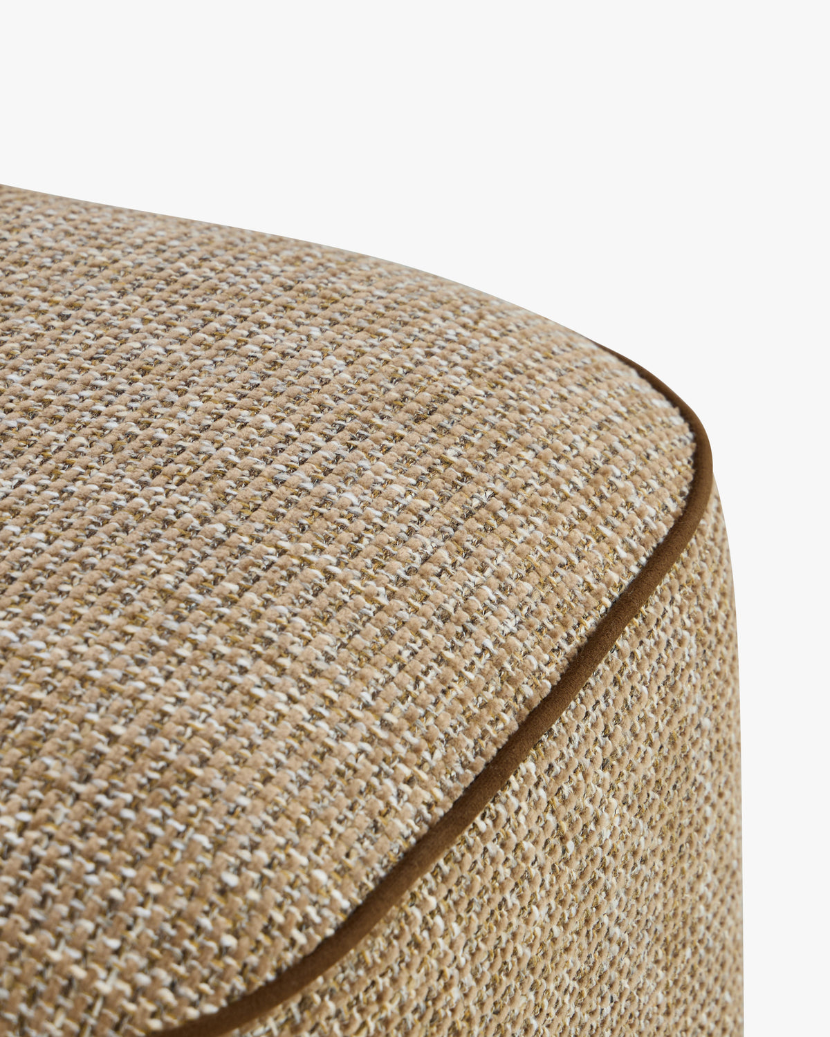 Pouf Alyss - tweed taupe sésame et bois bronze brossé - coin et liseré en détail