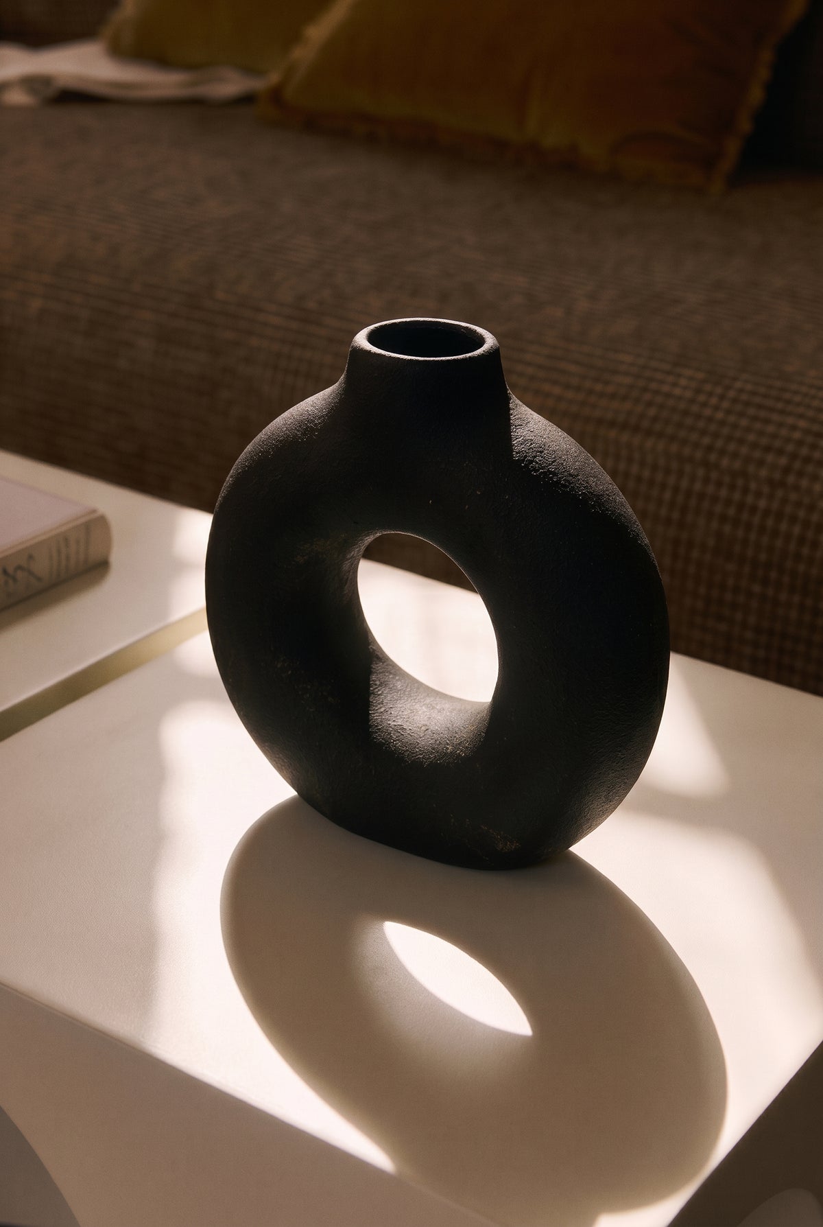 vase Susana - céramique noire texturée forme annulaire - jeu d'ombre et lumière