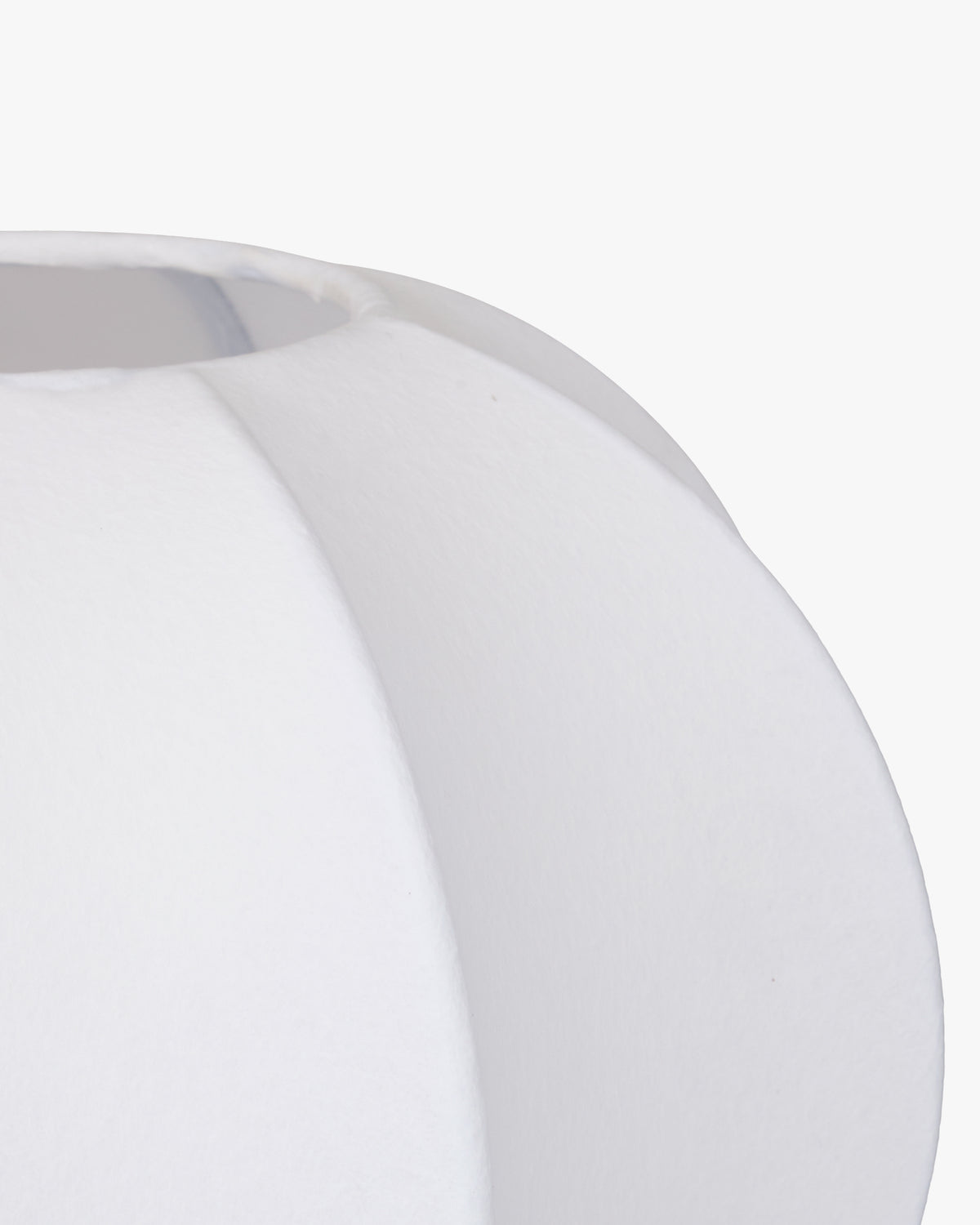 lampe de table Agatha - abat-jour ballon blanc - détail couture verticale