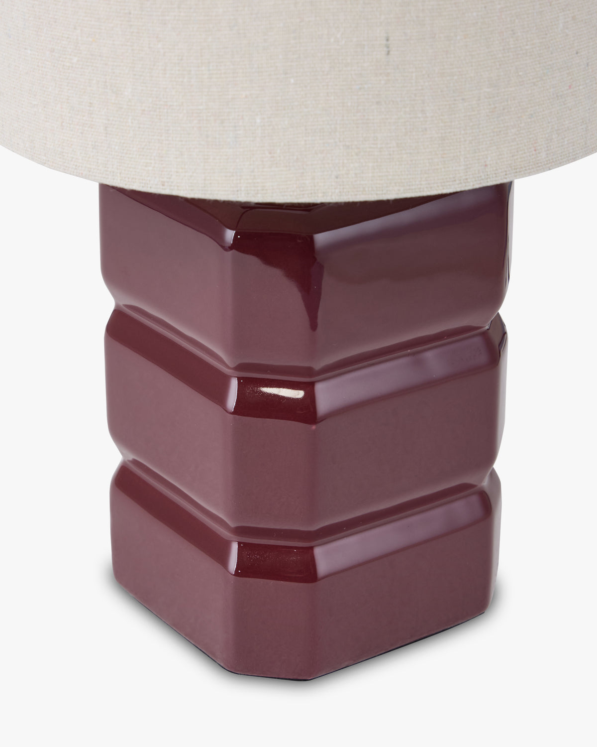 Lampe Anya - céramique bordeaux - pied facetté en gros plan