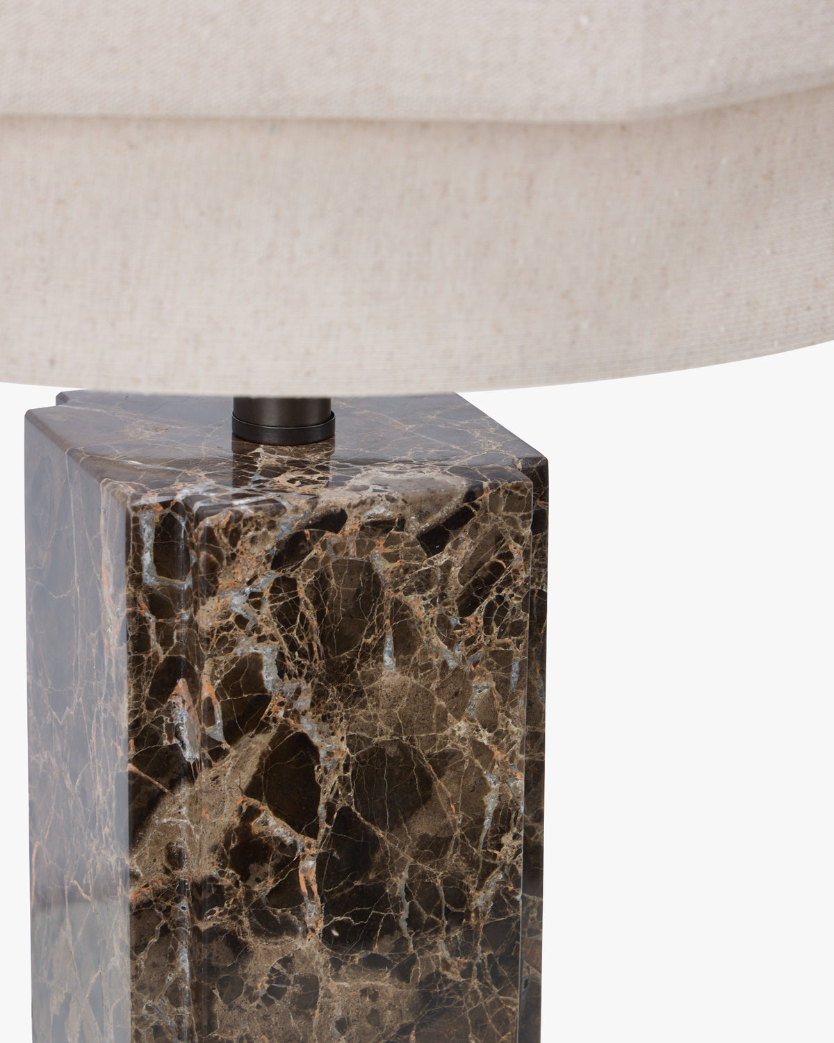 Lampe Mindy - marbre dark emperador - pied en gros plan