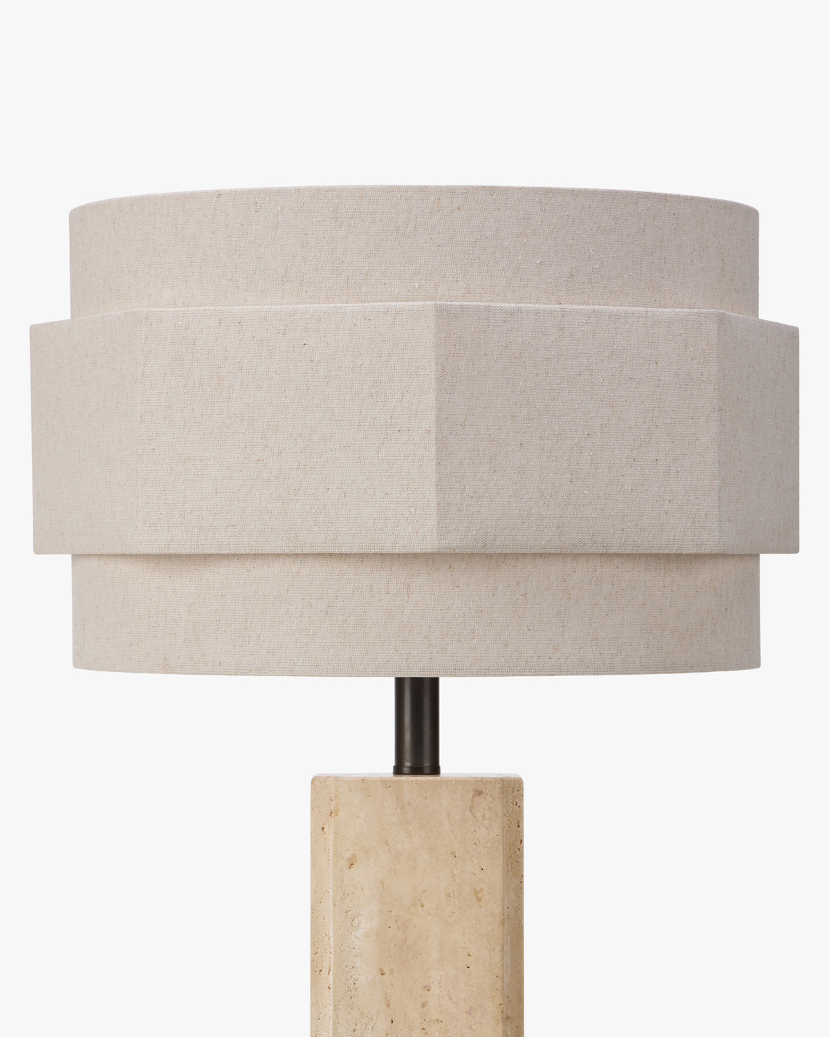 Lampe Mindy - abat-jour lin étagé, allumée