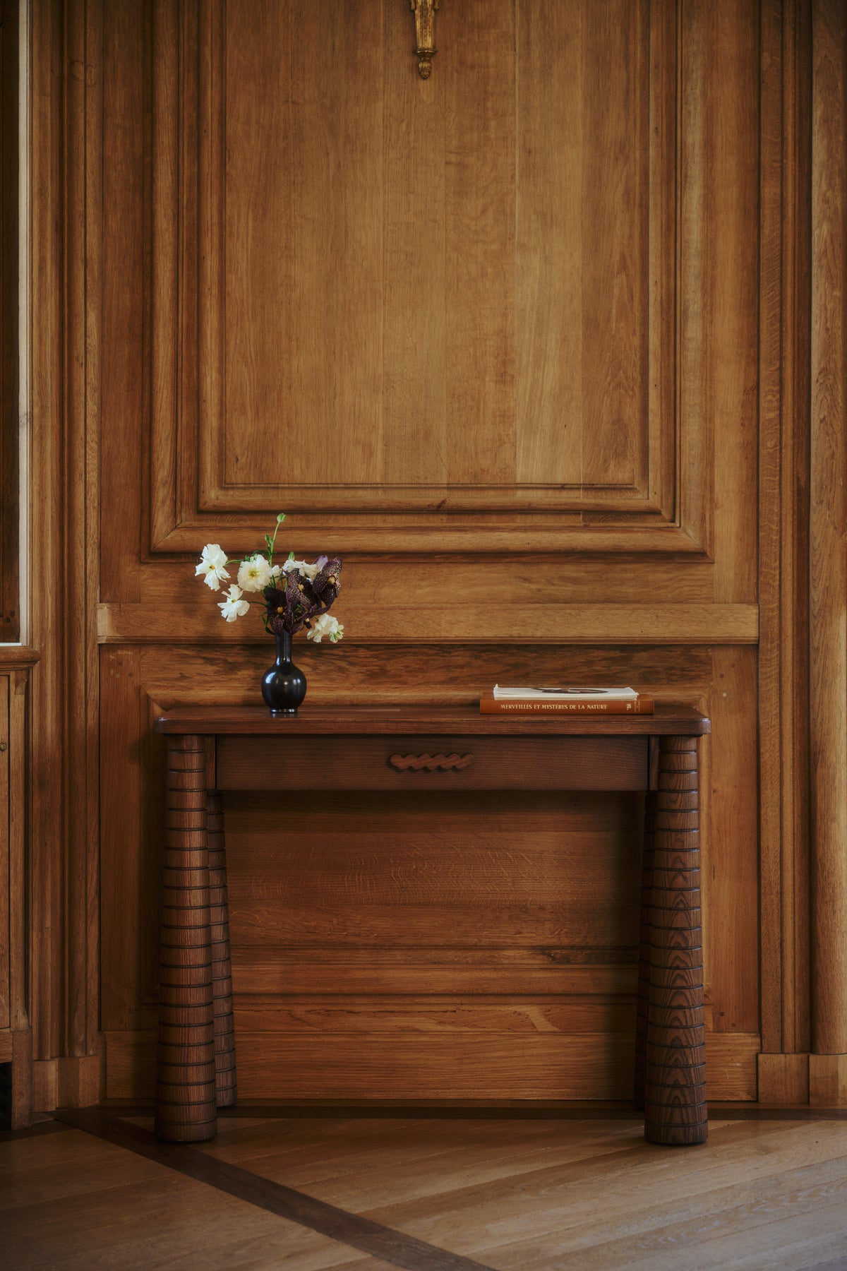 console Temba - frêne massif teinte noyer - vue frontale piètement cannelé et tiroir sculpté