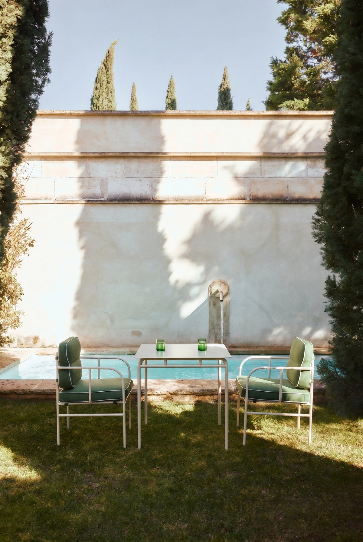 table carrée Maddalena et chaises Maddalena vert sapin - vue d'ensemble bord de piscine